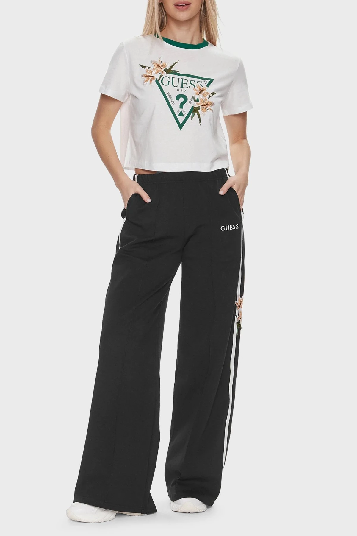 GUESS ÖNÜ ÇİÇEKLİ AMBLEM TSİHRT