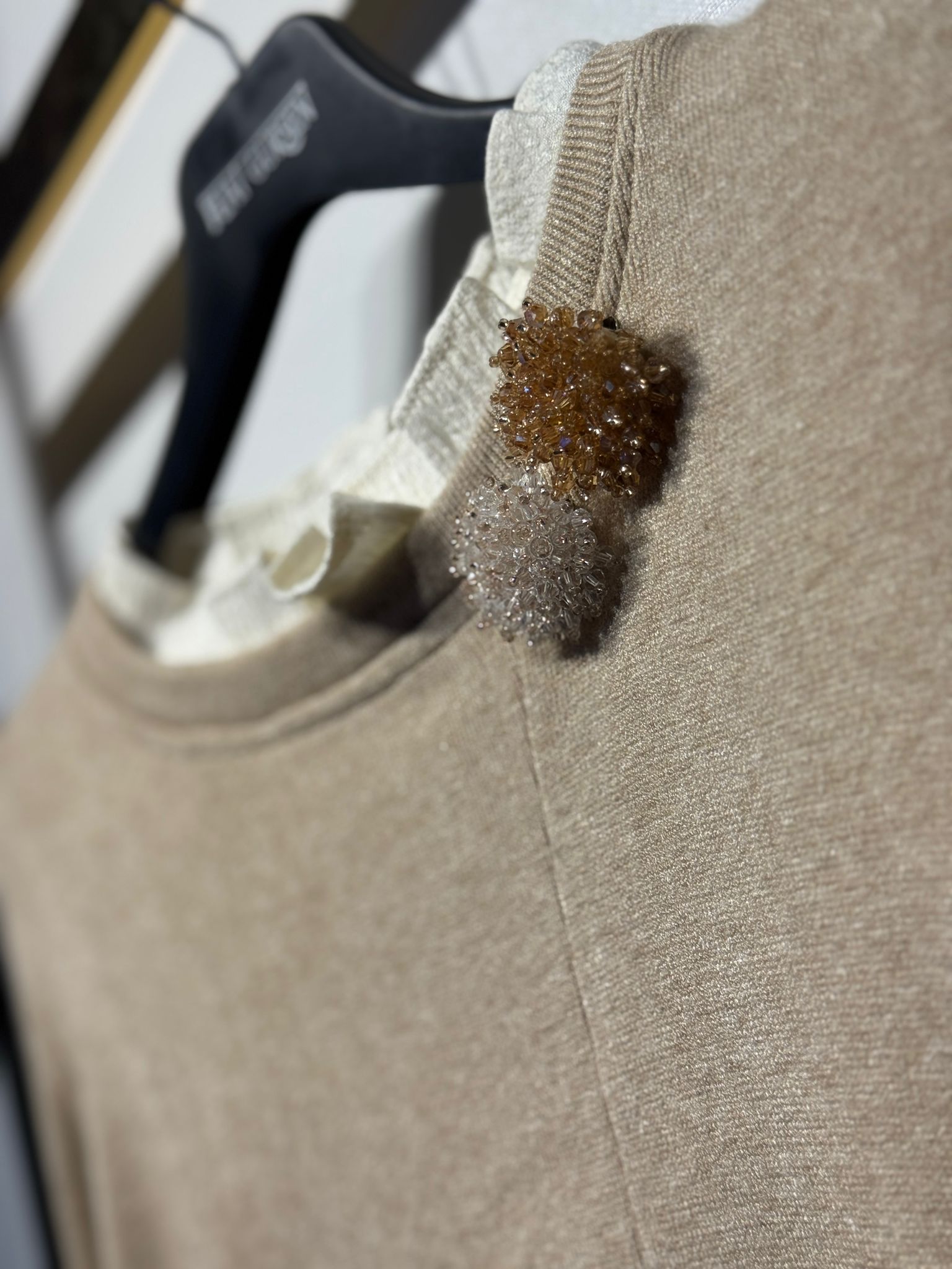 FUAT GÜRSEN Boyun Bronş Detaylı Yaka Tasarımlı Triko Tunik