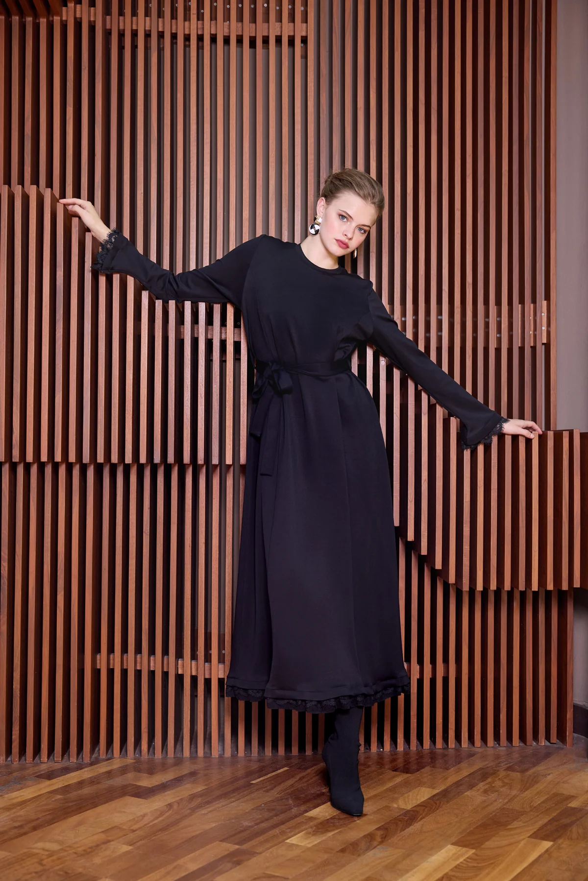 MİSSWHENCE 38823 Belden Bağlamalı Etek ve Bilek Ucu Dantel Güpürlü Uzun Elbise