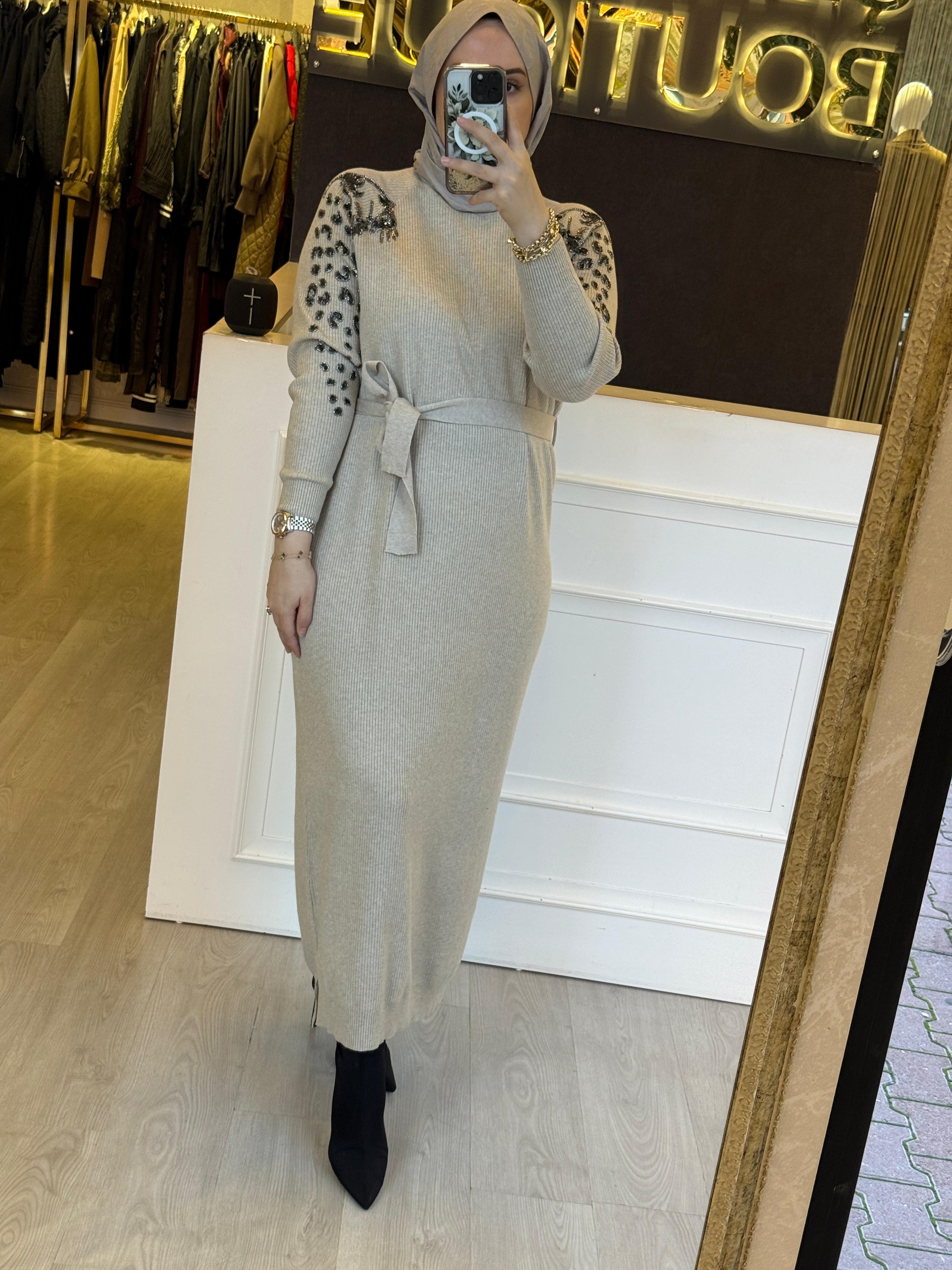 FUAT GÜRSEN Belden Bağlamalı Kolları Payet ve Taş Nakış İşlemeli Balıkçı Yaka Merserize Uzun Elbise