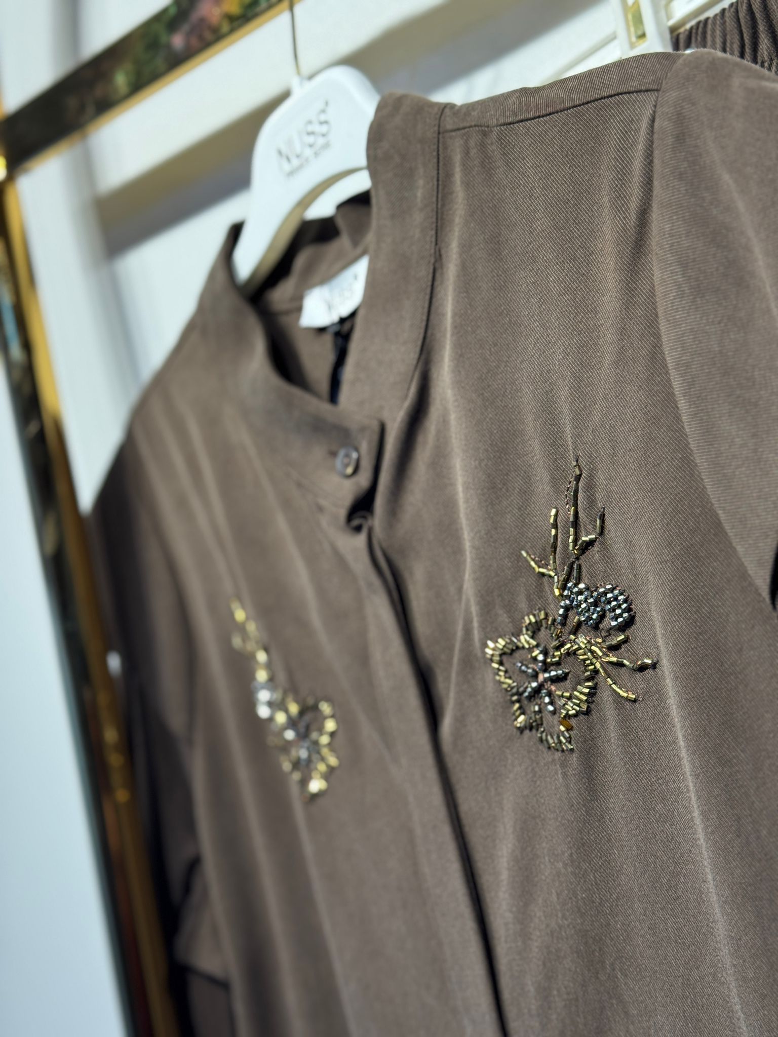 NUSS Hakim Yaka Omuz Detaylı Gizli Düğmeli Pul İşlemeli Rahat Gömlek Pantolon Takım