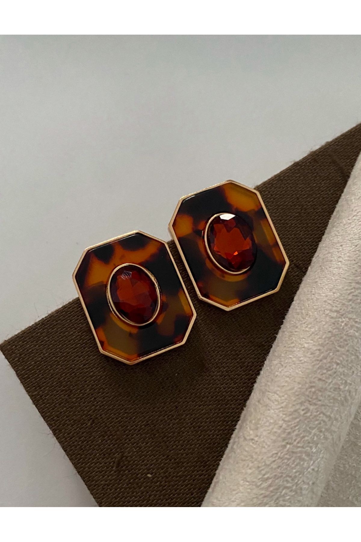 Bordo Taşlı Leopar Küpe