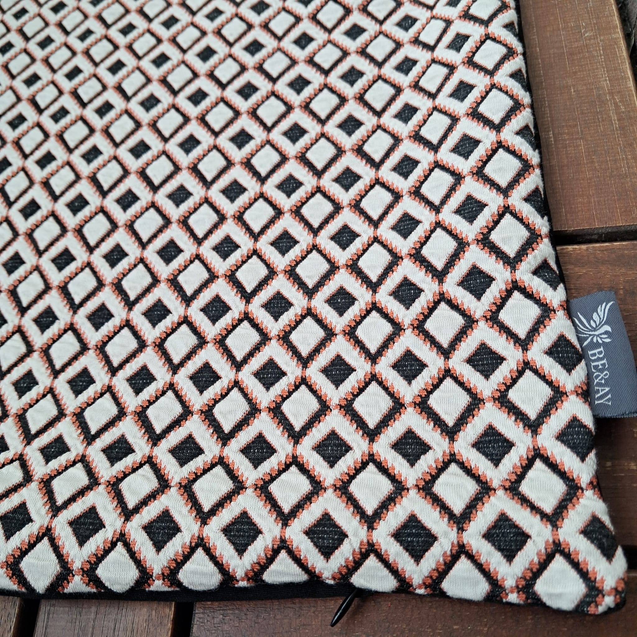 KAPITONE KIRLENT KILIFI  , KREM-SİYAH