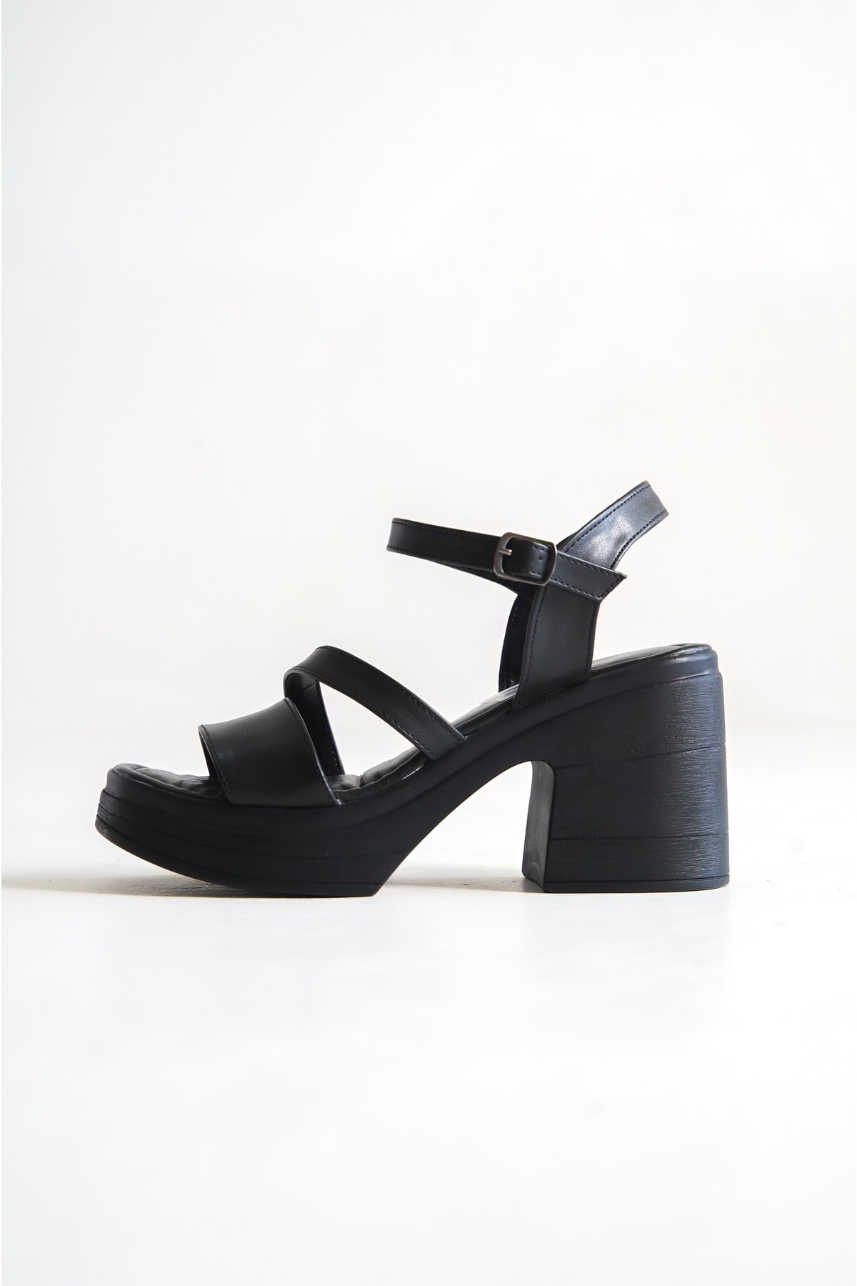 Castellfollit Kadın Kalın Platform Topuklu Asimetrik Bantlı Sandalet