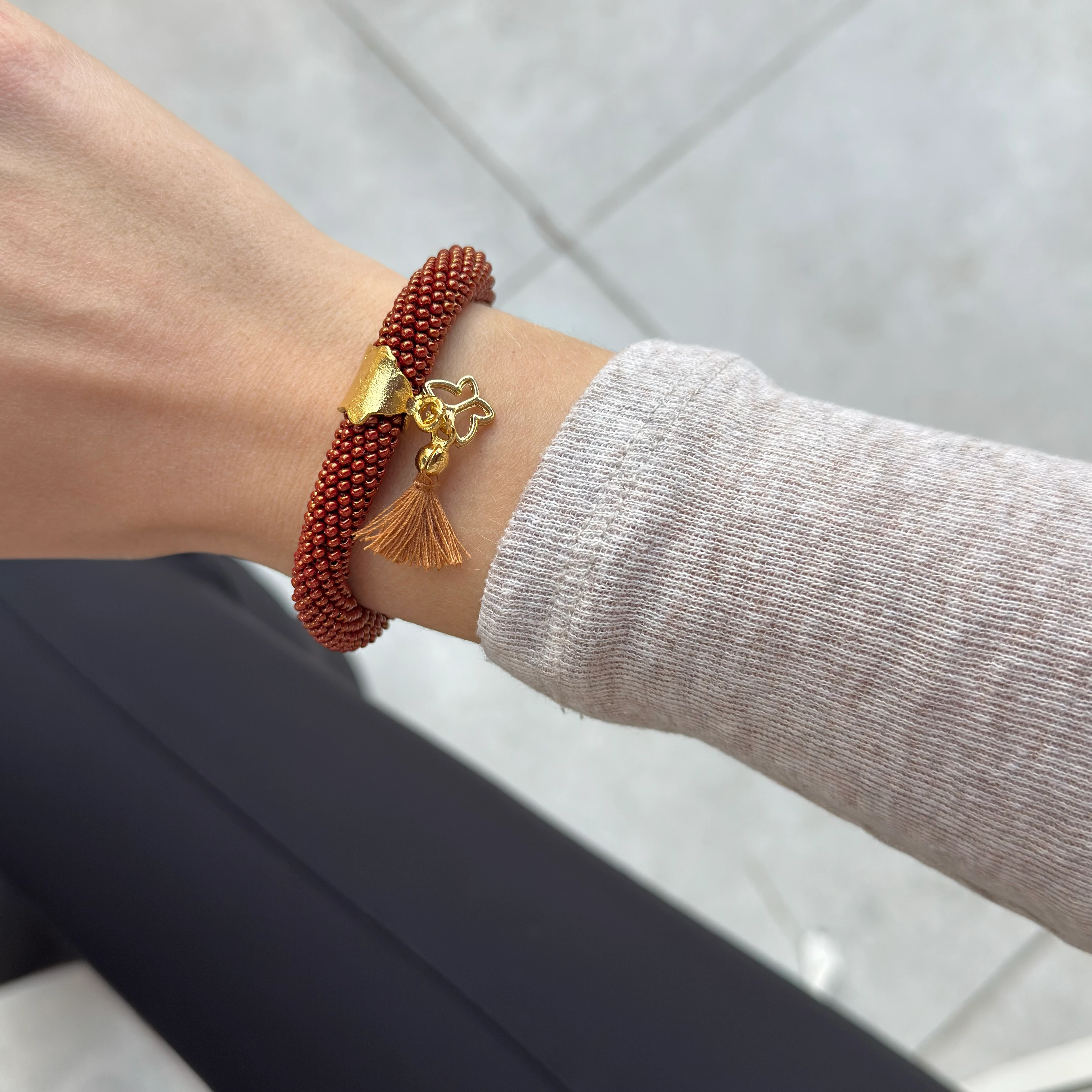 Charm Detaylı Kum Boncuk Bileklik