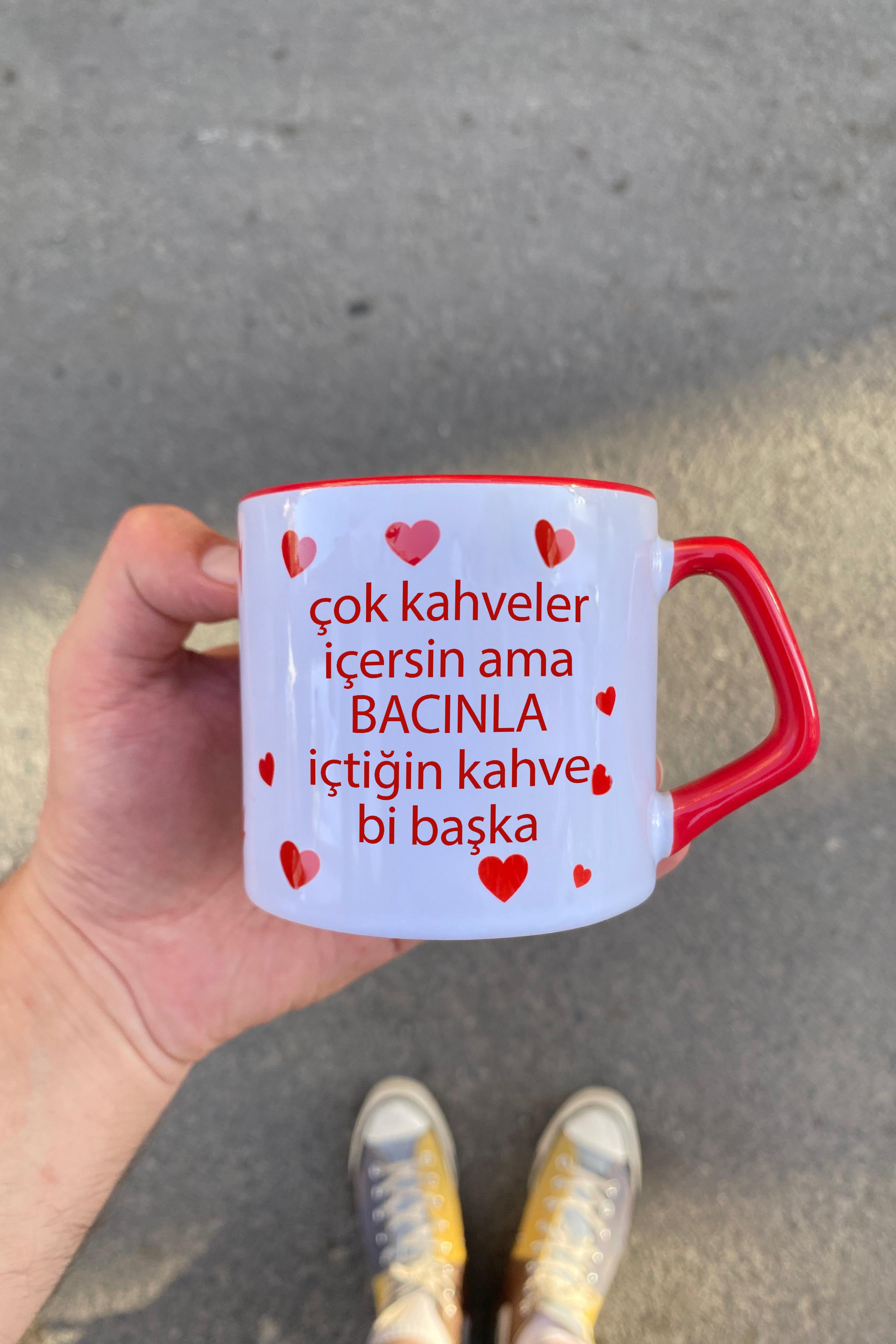 Kırmızı Kulplu Kupa - Bacınla İçtiğin Kahve Başka