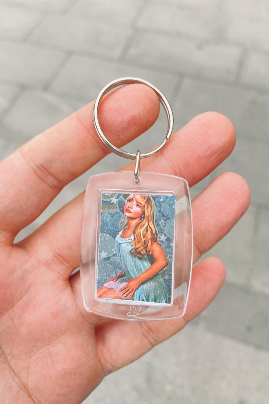 Şeffaf Çerçeve Anahtarlık Sabrina Carpenter