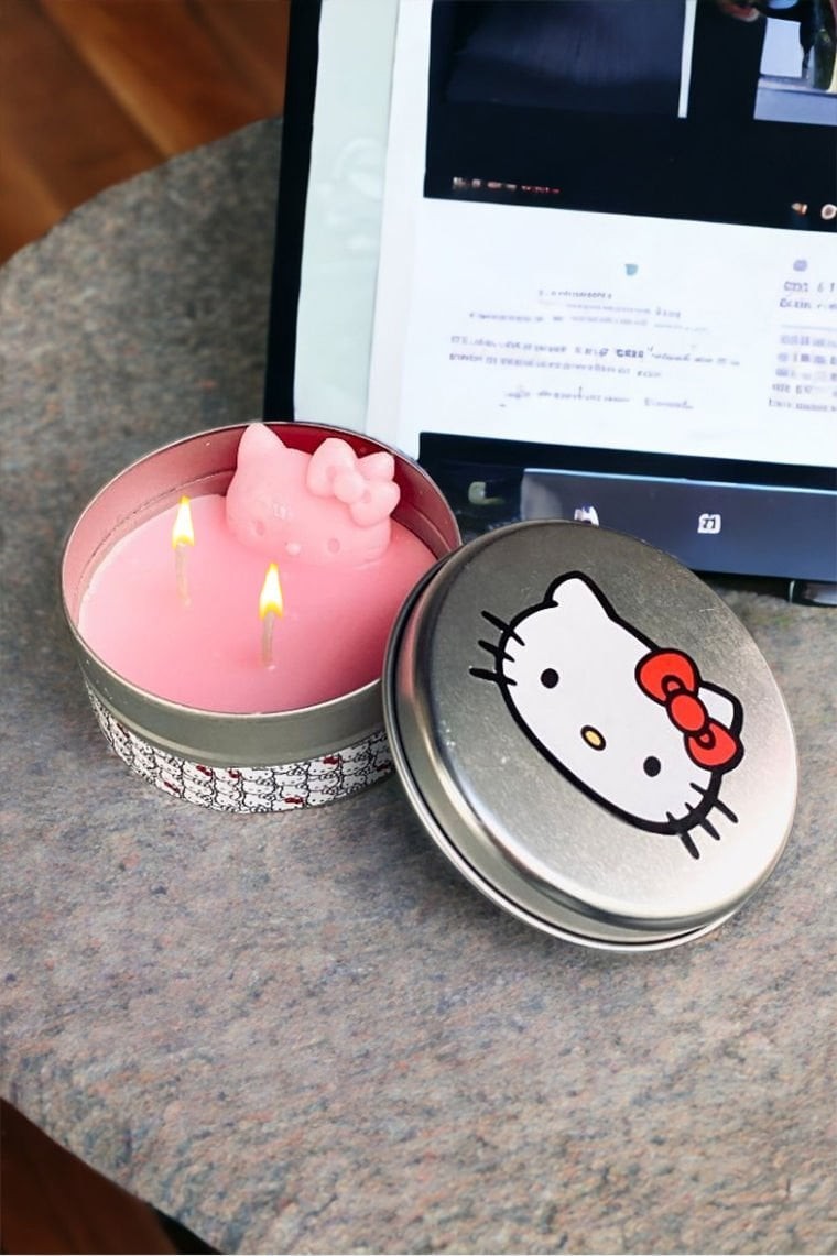 Boğulan Hello Kitty - Özel Tasarım El Yapımı Çilek Kokulu Teneke Mum