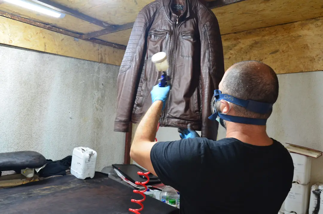 Atölyede profesyonel deri mont boyama işlemi