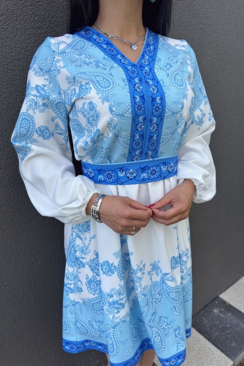 Kurzes Atlas-Stoffkleid