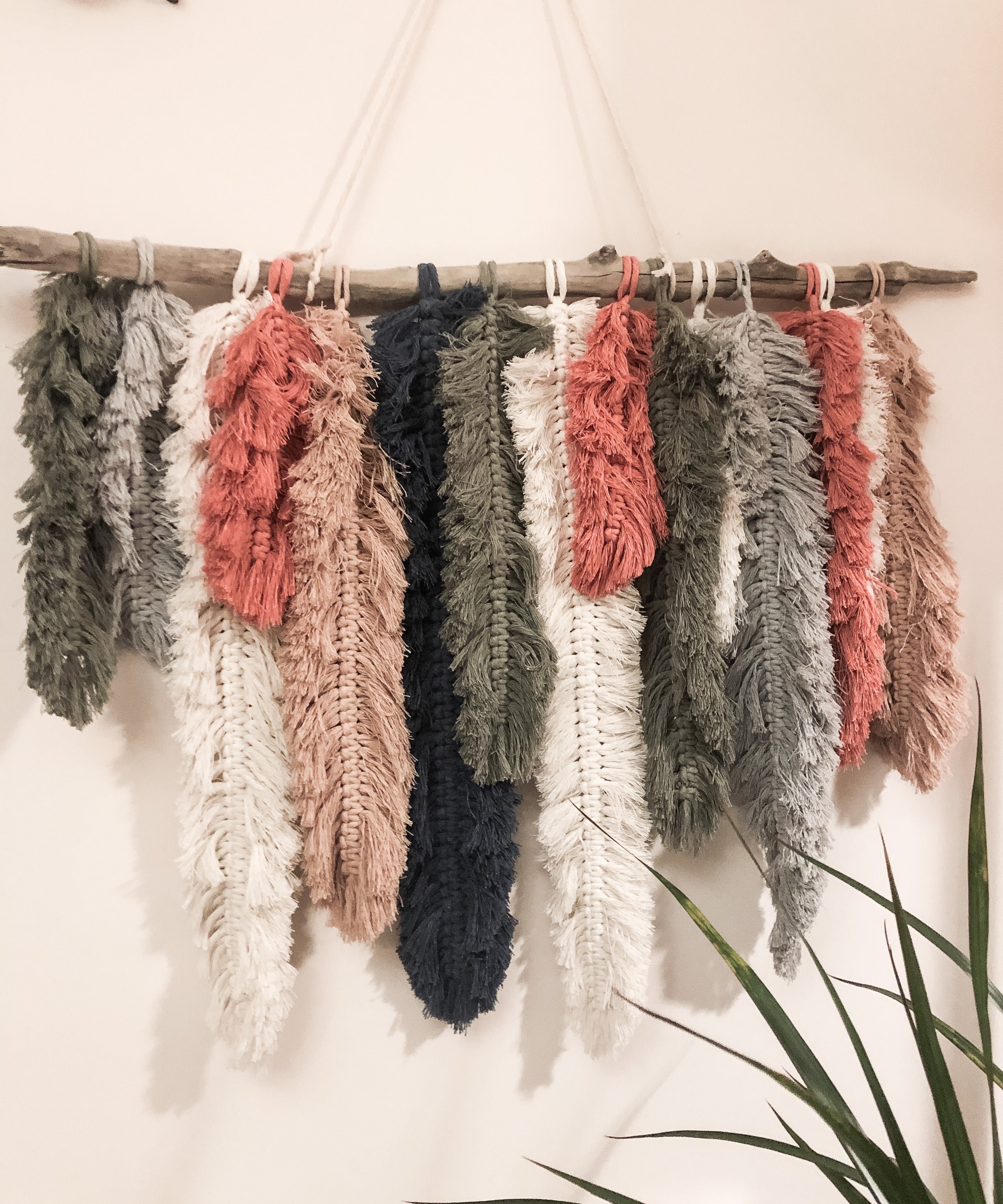 RENKLIYAPRAK   I   Large Macrame Feather Wall Hanging, Woven Leaf Suspension, Yarn Wall Decor, Colorful Tapestry, Boho Fiber Wall Art, Gift for Mother day