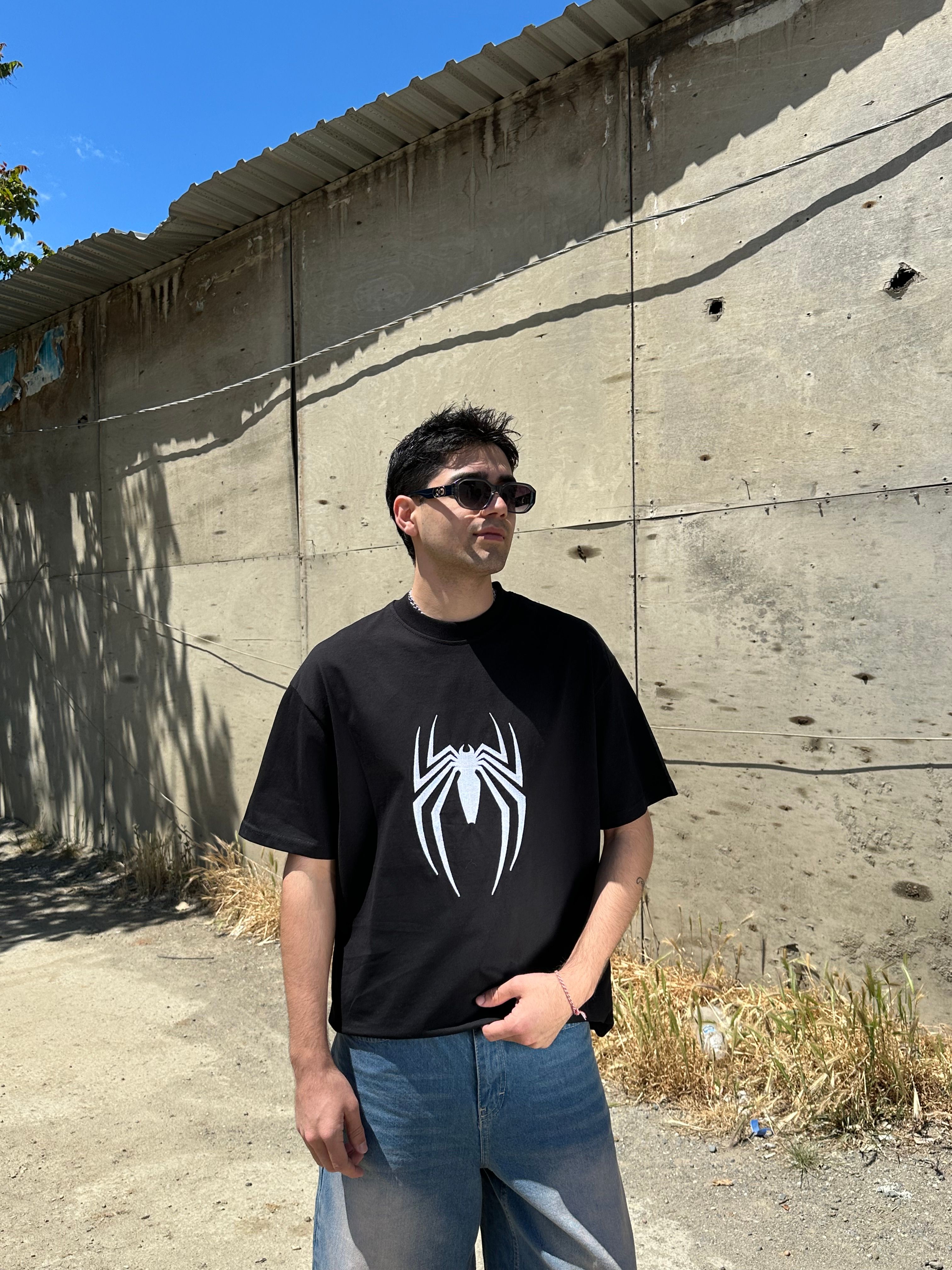Spider Nakışlı Siyah Tişört
