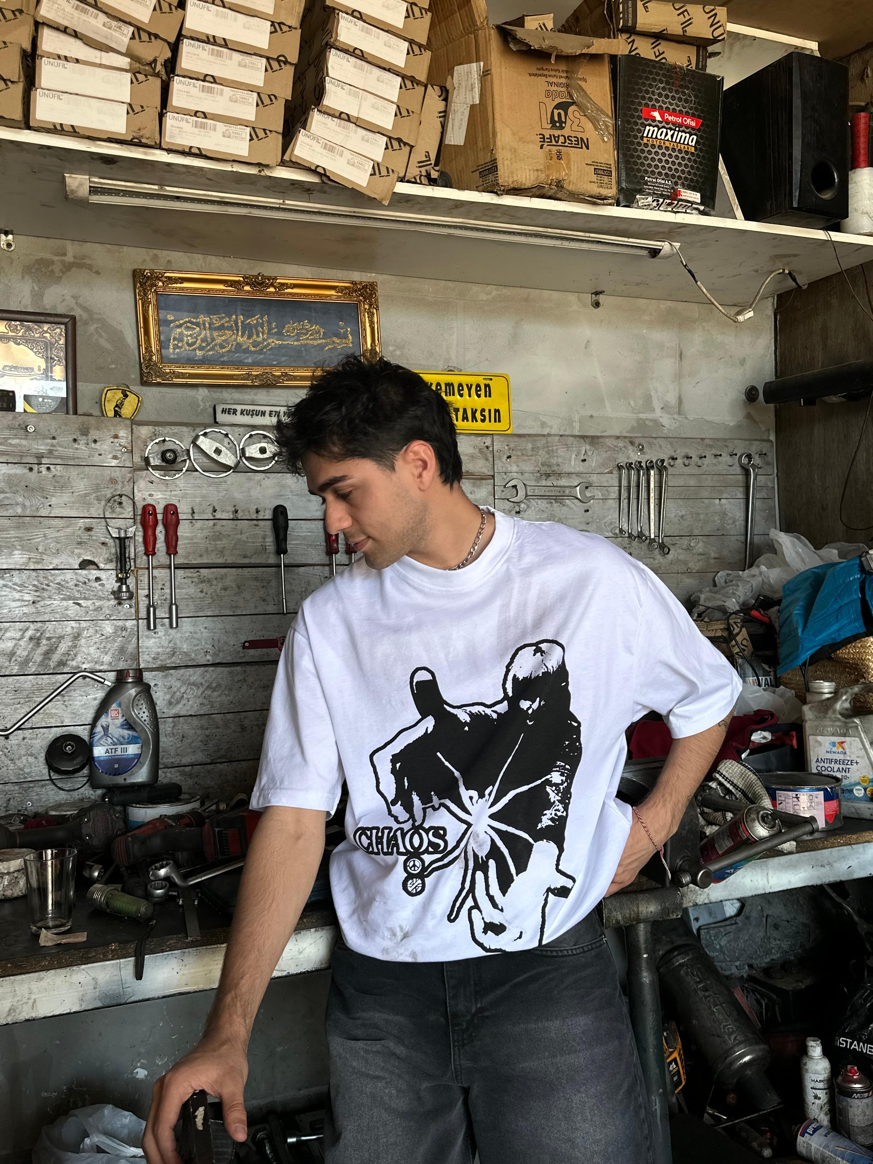 Chaos Baskılı Beyaz Tişört