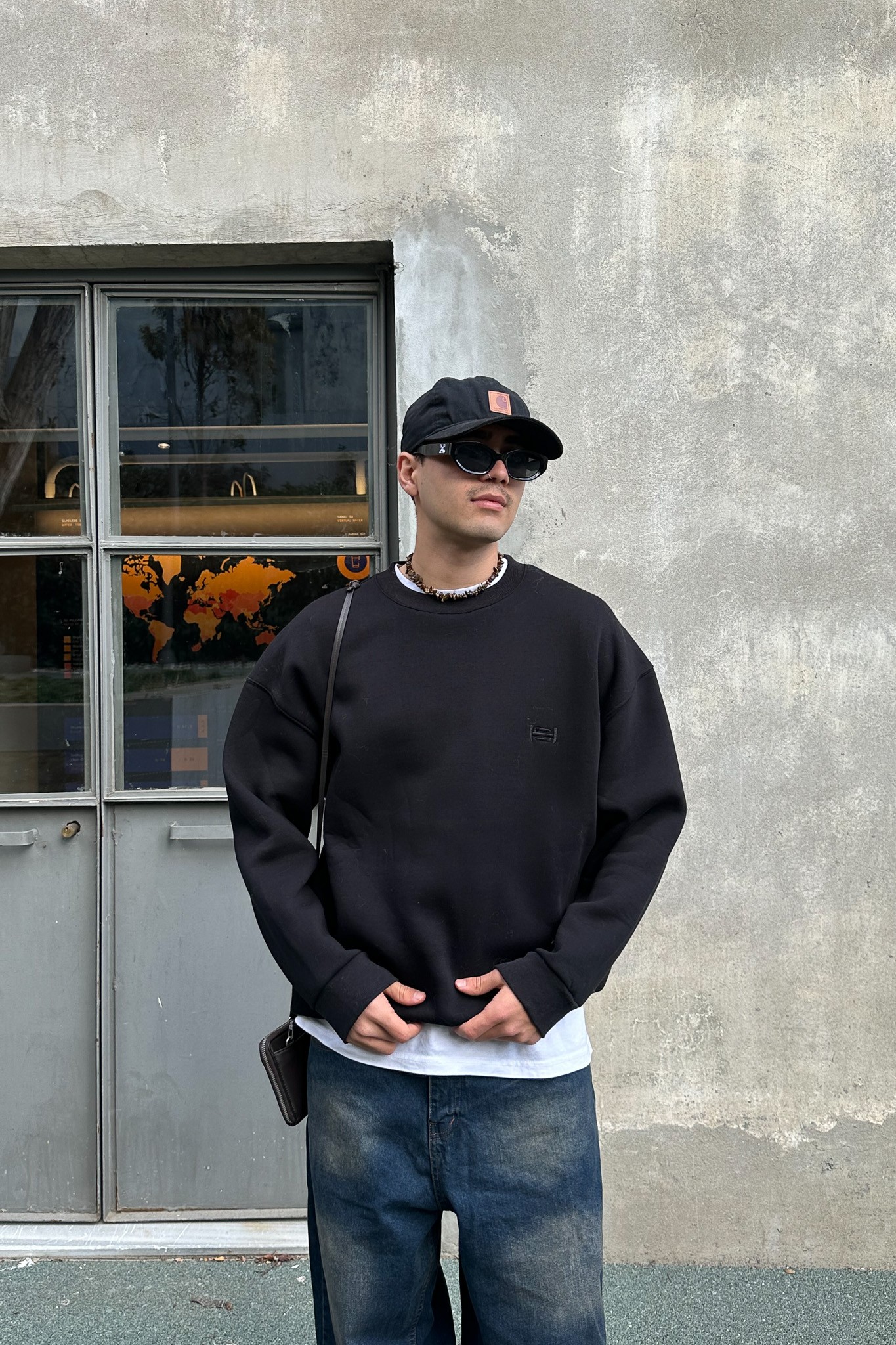 Siyah Nakış Detaylı Sweatshirt