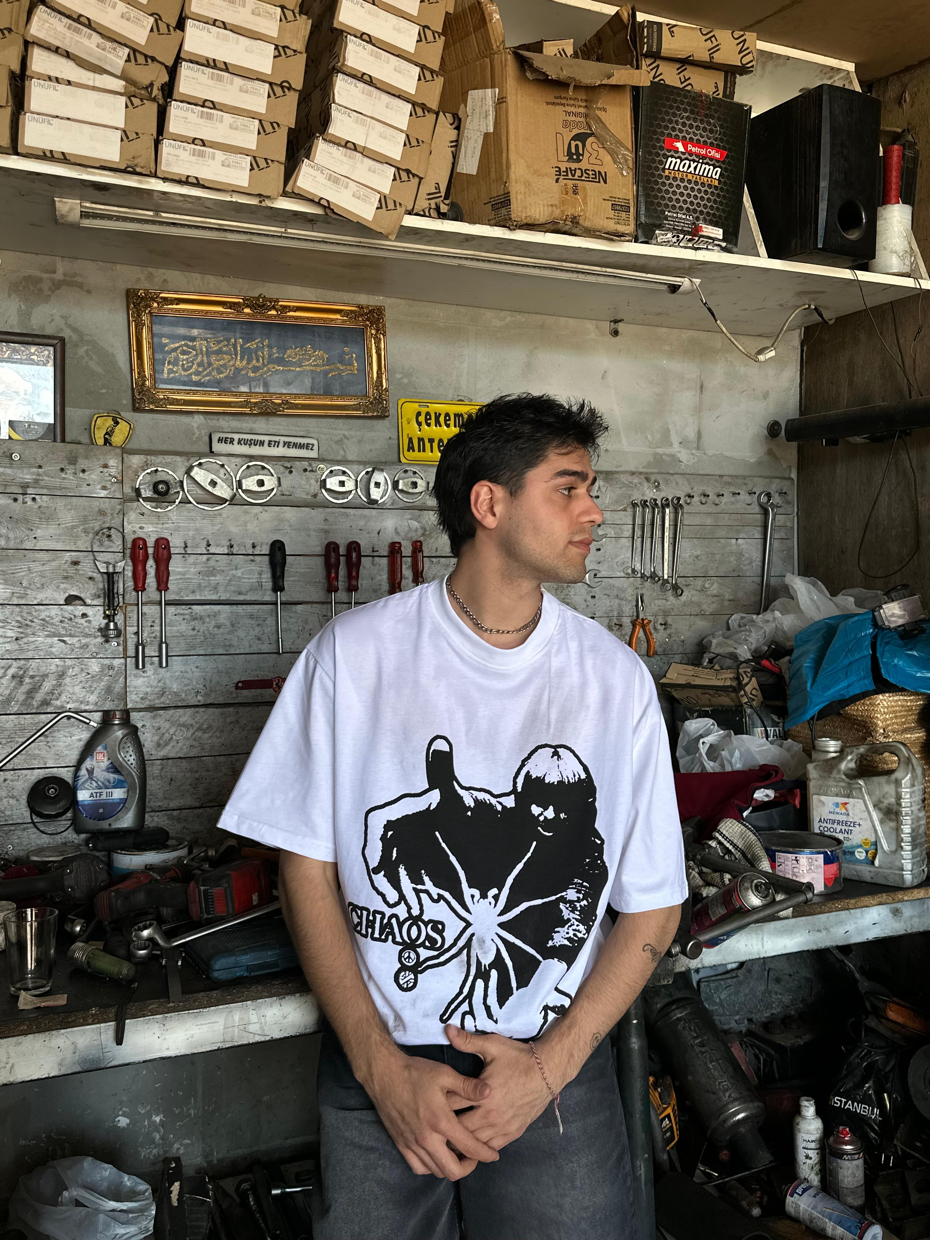 Chaos Baskılı Beyaz Tişört