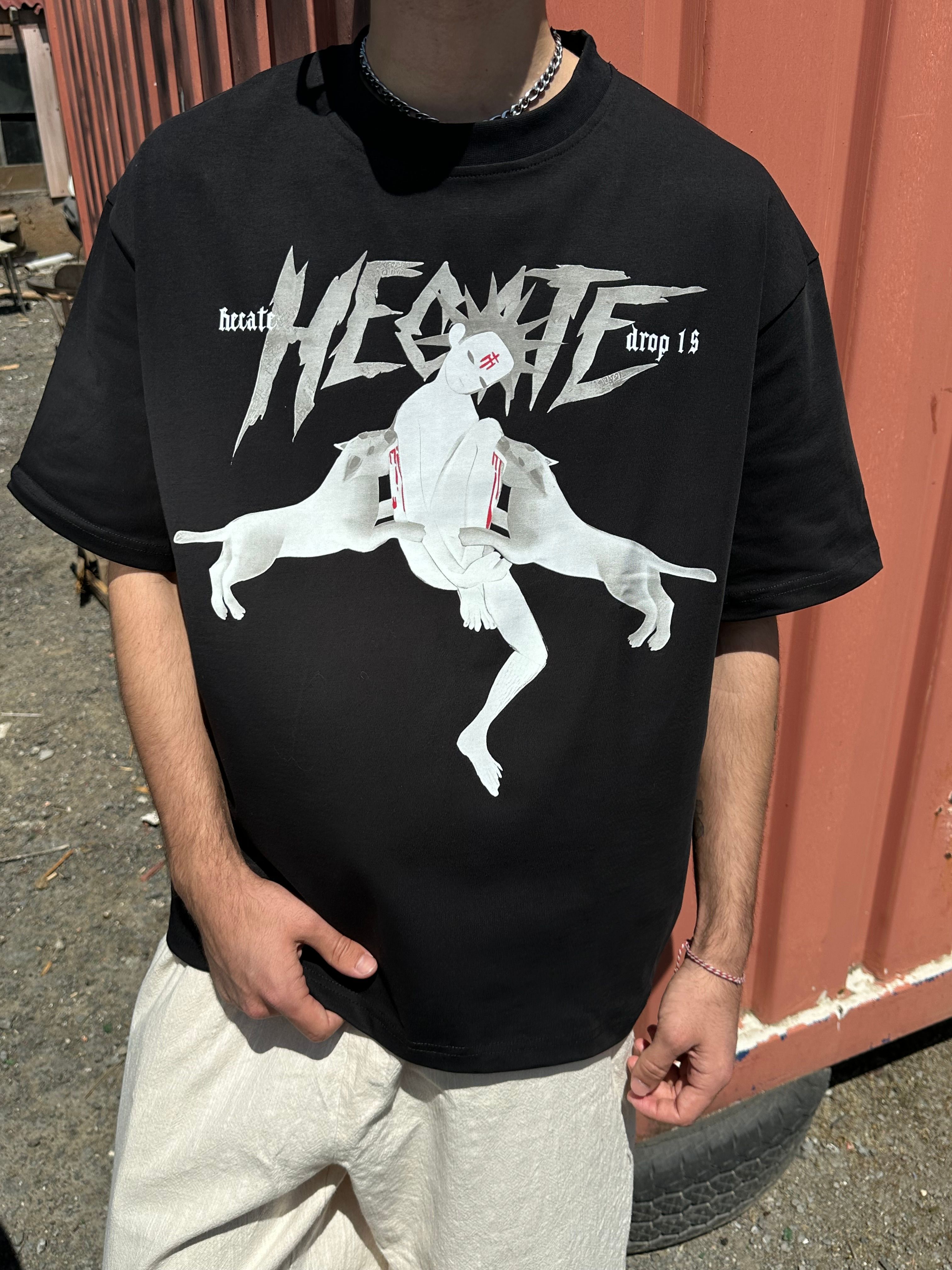 Hecate Baskılı Siyah Tişört