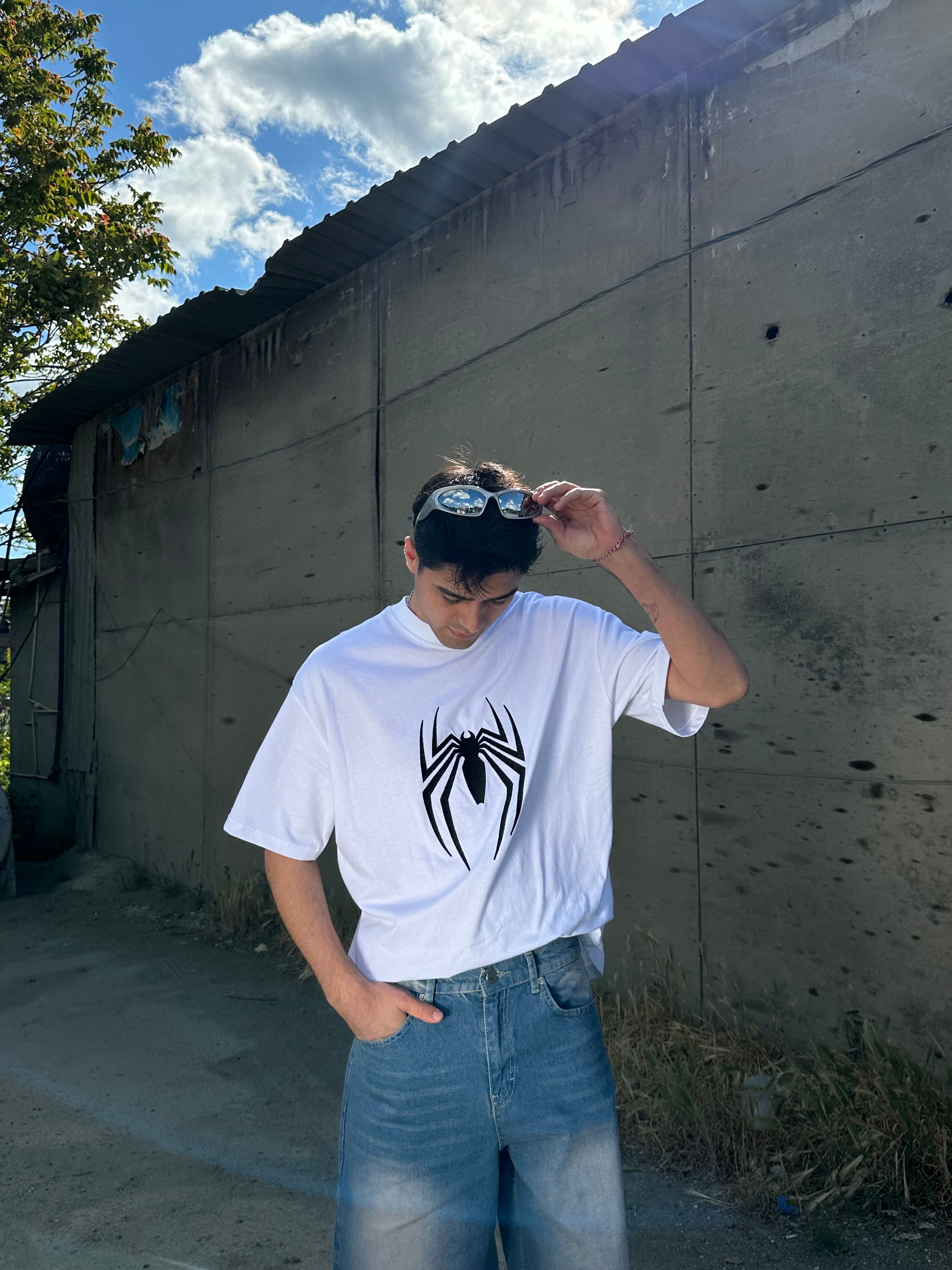 Spider Nakışlı Beyaz Tişört