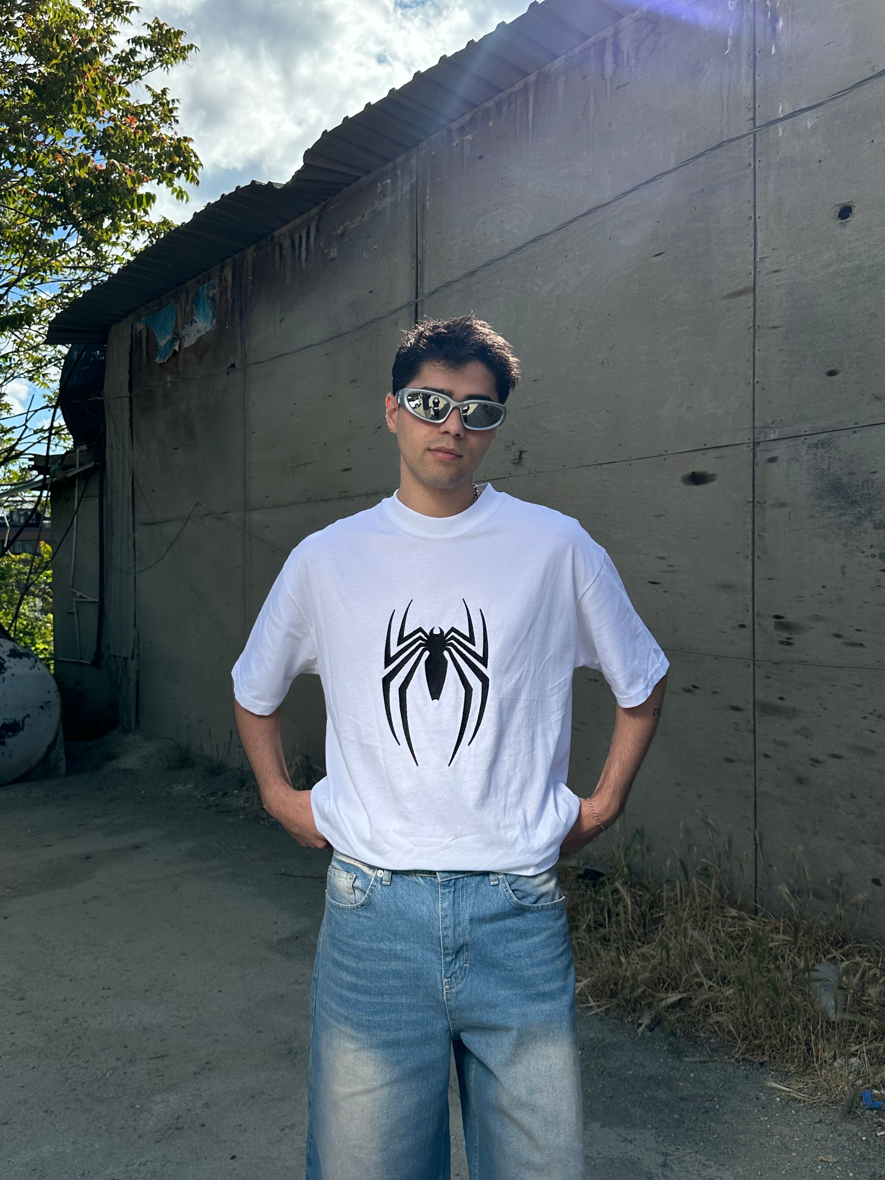 Spider Nakışlı Beyaz Tişört