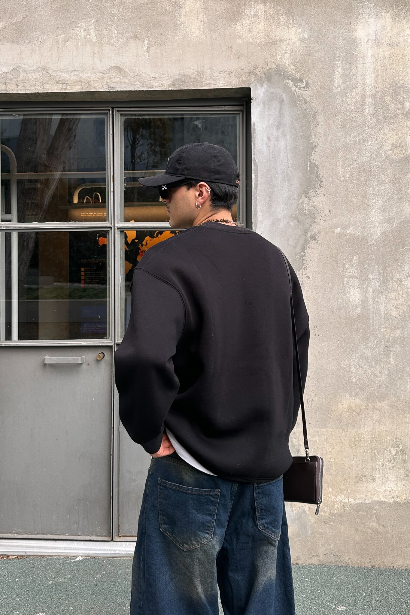 Siyah Nakış Detaylı Sweatshirt