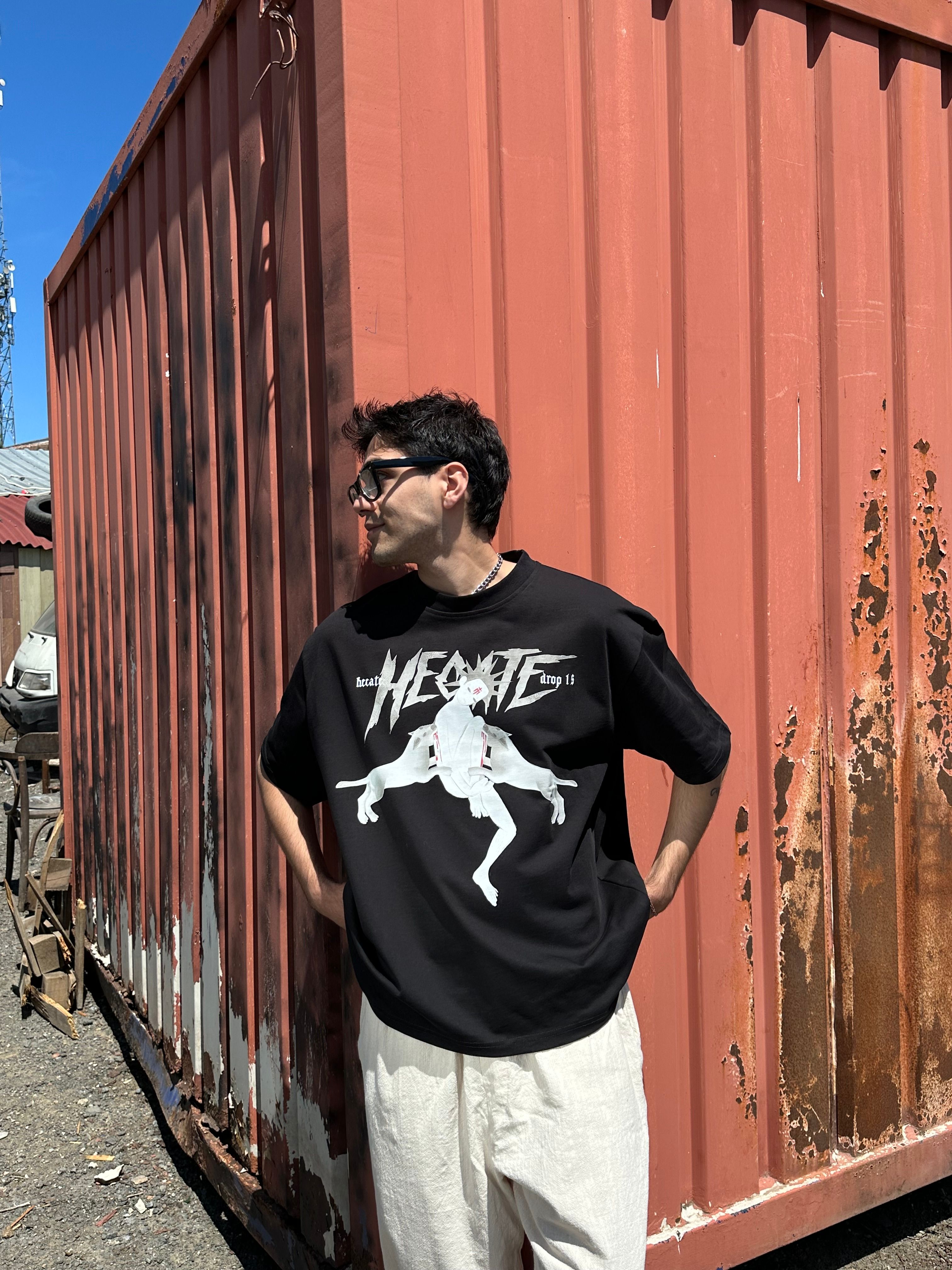 Hecate Baskılı Siyah Tişört