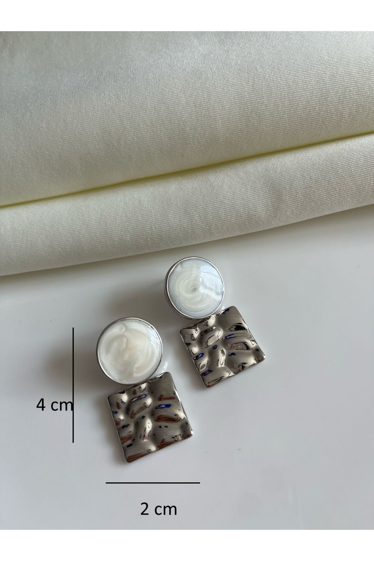 Mineli Sallantılı Metal Plaka Kadın Küpe