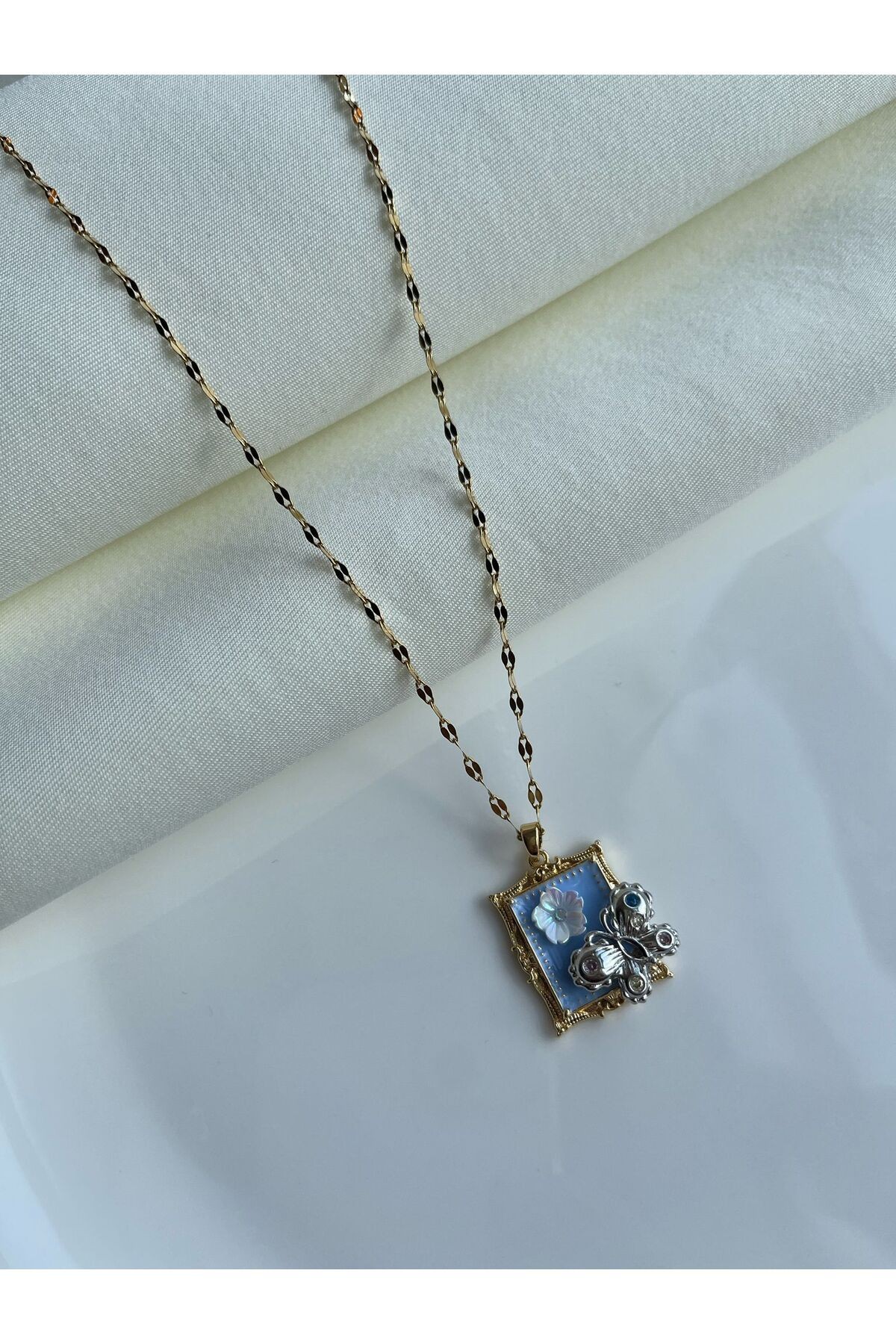 Çelik Vintage Pencere Model Kelebek Çiçek Detaylı Kadın Kolye
