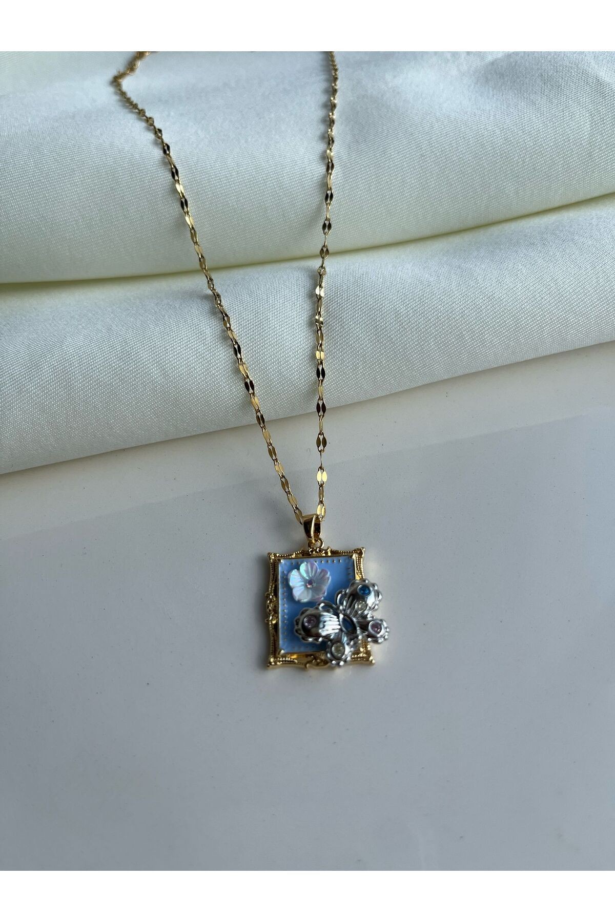Çelik Vintage Pencere Model Kelebek Çiçek Detaylı Kadın Kolye