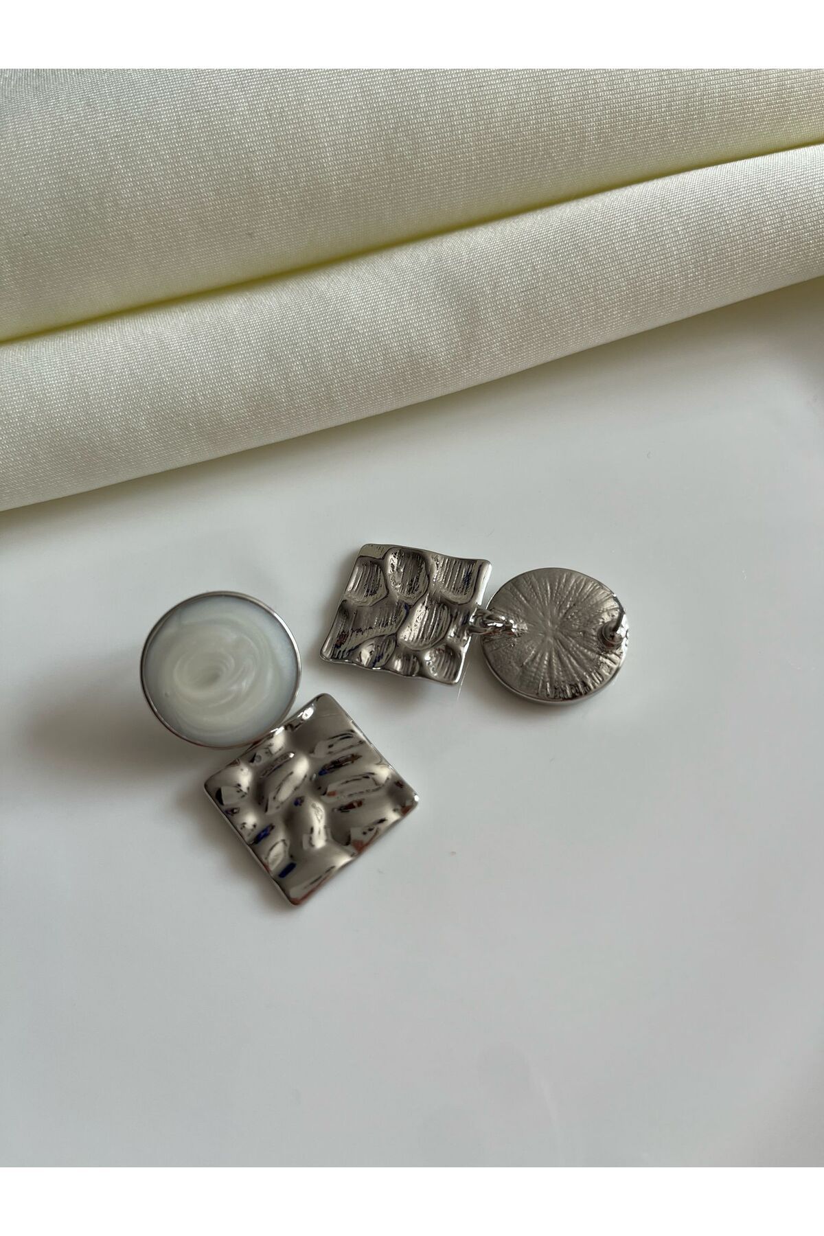 Mineli Sallantılı Metal Plaka Kadın Küpe