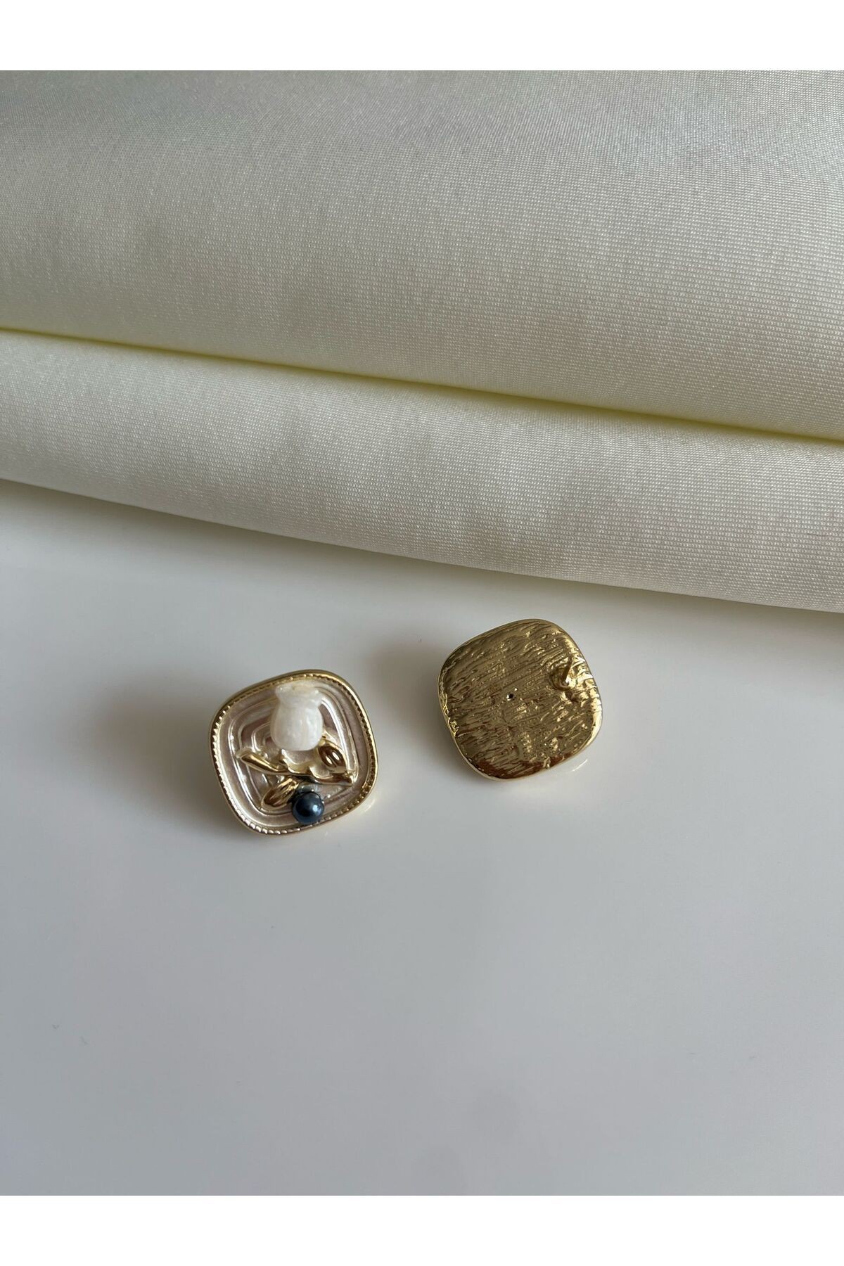 Vintage Beyaz Gül Detaylı Gold Yapraklı Kadın Küpe