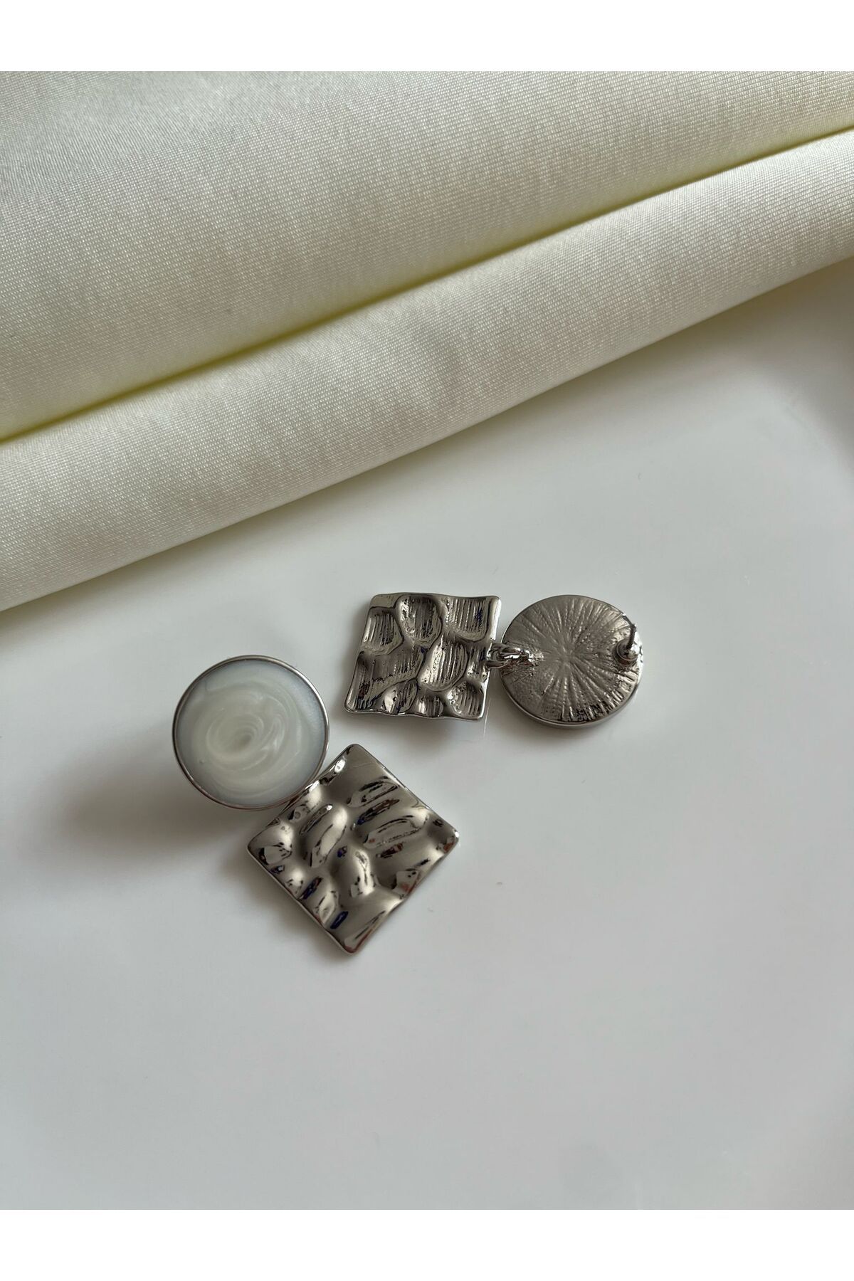 Mineli Sallantılı Metal Plaka Kadın Küpe