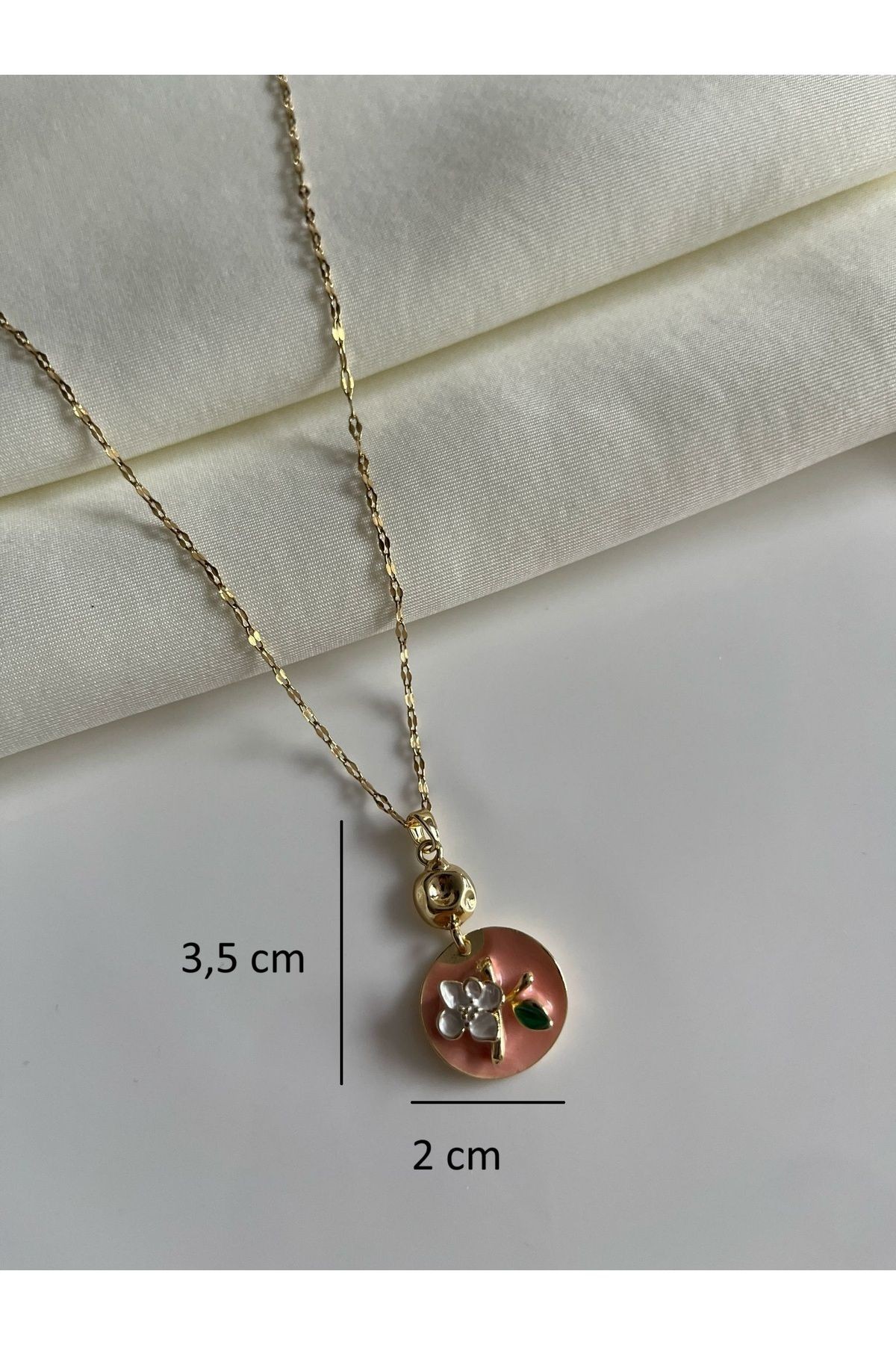 Çelik Vintage Beyaz Çiçek Detaylı Kolye