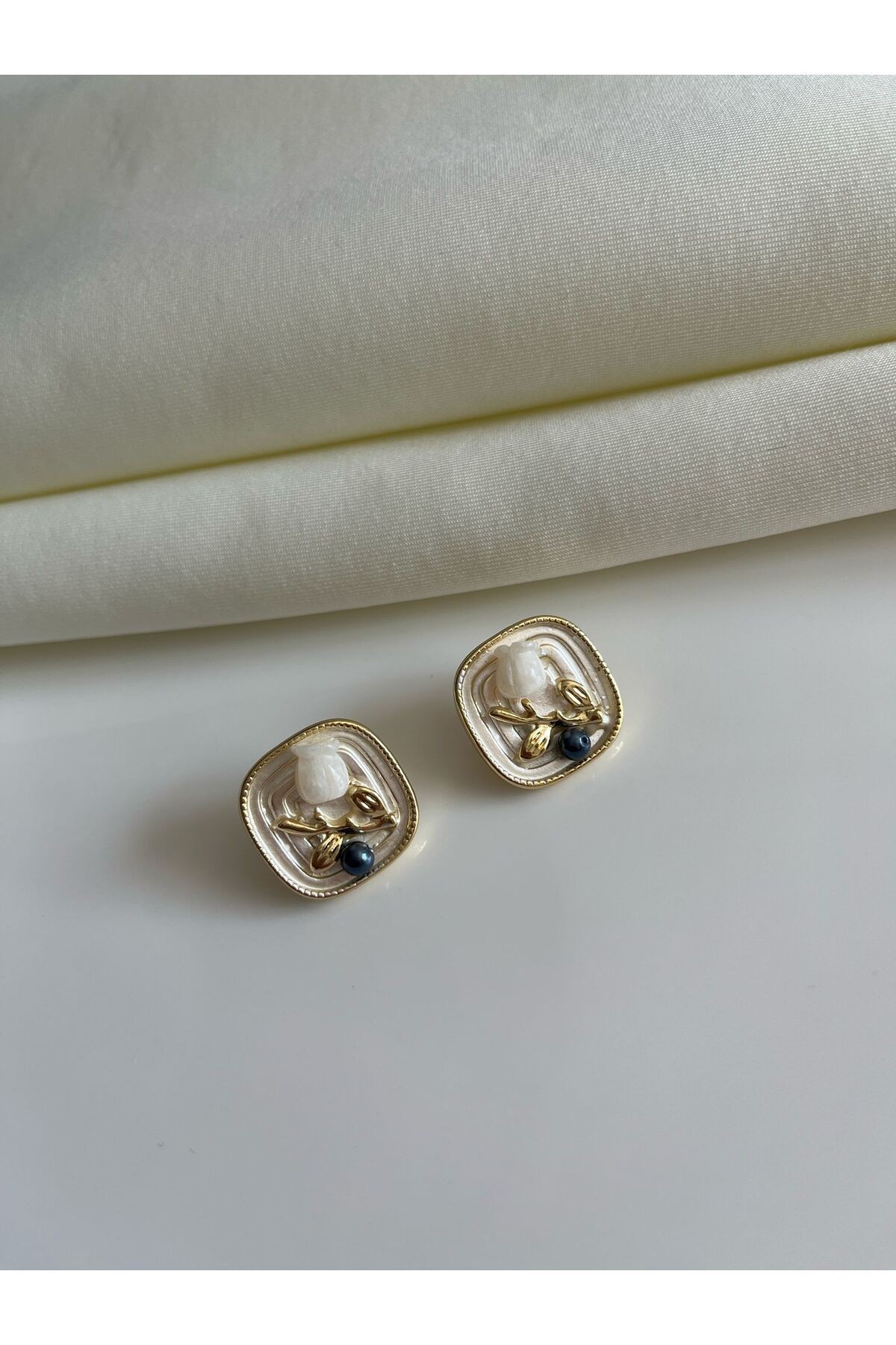 Vintage Beyaz Gül Detaylı Gold Yapraklı Kadın Küpe