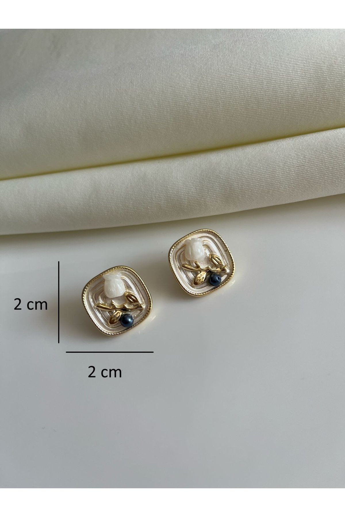 Vintage Beyaz Gül Detaylı Gold Yapraklı Kadın Küpe