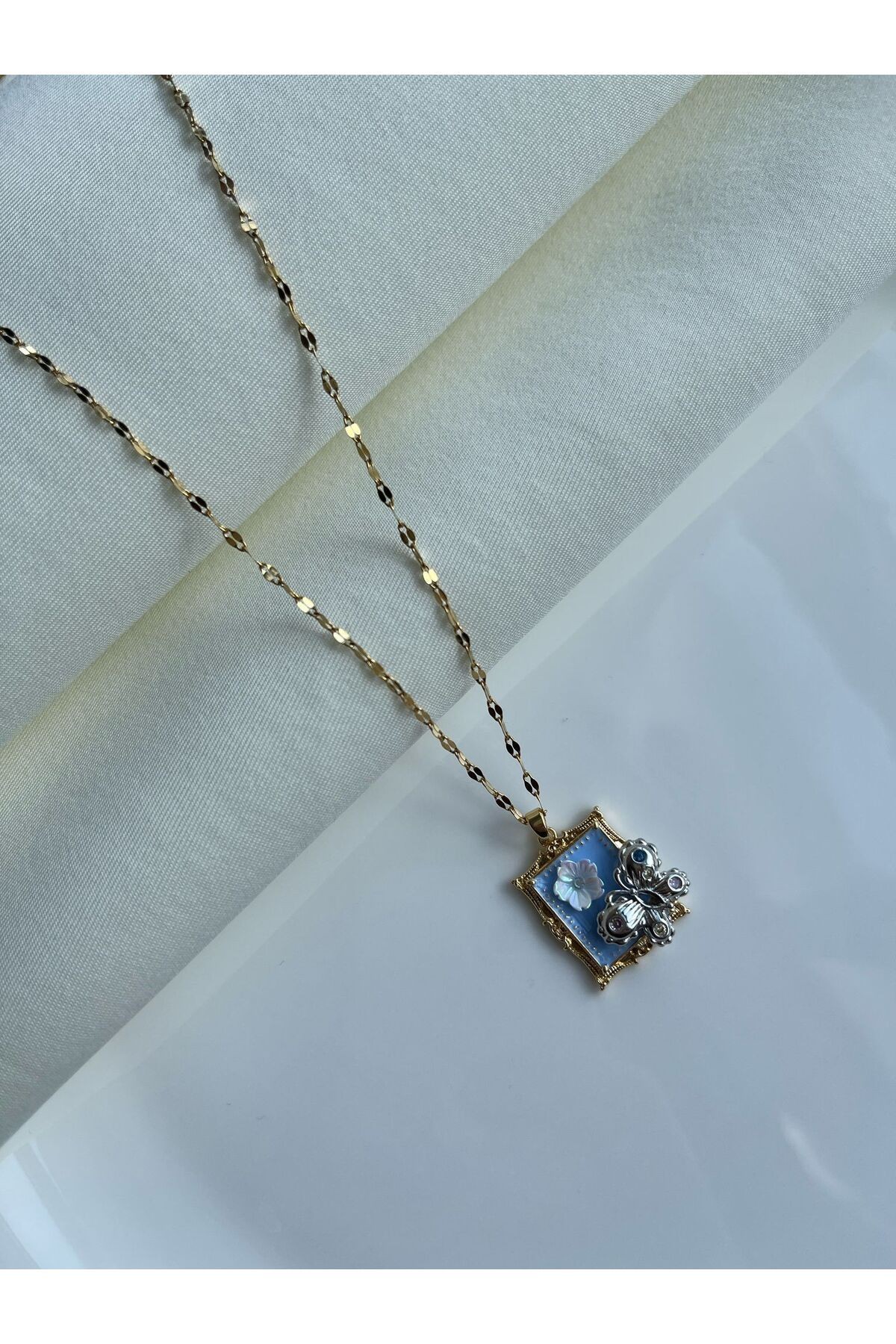 Çelik Vintage Pencere Model Kelebek Çiçek Detaylı Kadın Kolye