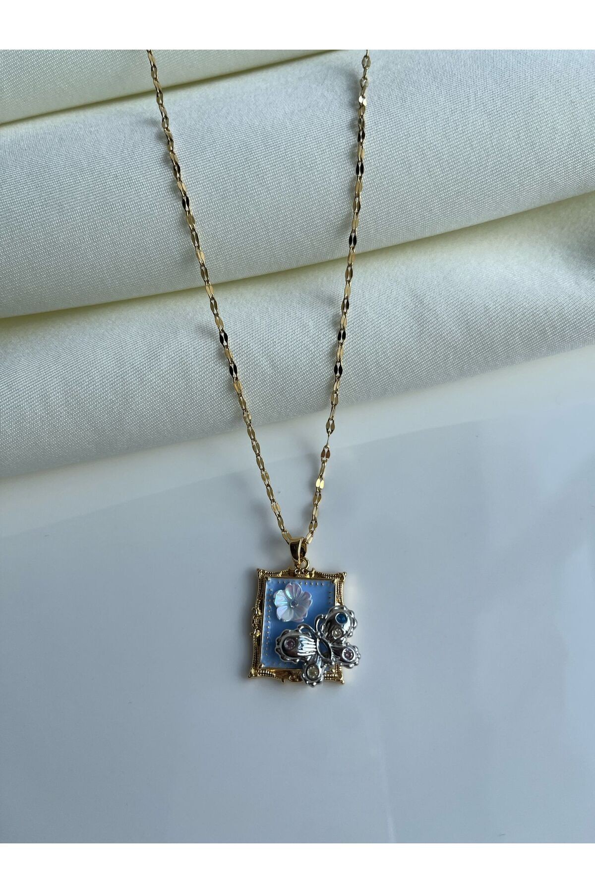 Çelik Vintage Pencere Model Kelebek Çiçek Detaylı Kadın Kolye