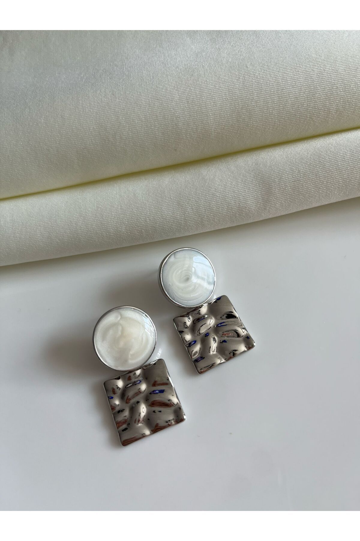 Mineli Sallantılı Metal Plaka Kadın Küpe