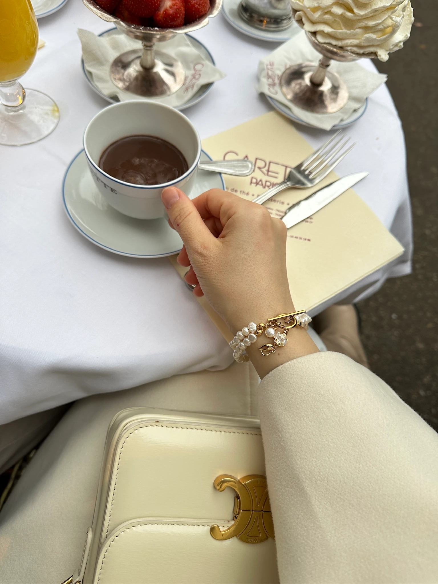 KEDİLİ ELİZABET GERÇEK İNCİ BİLEKLİK