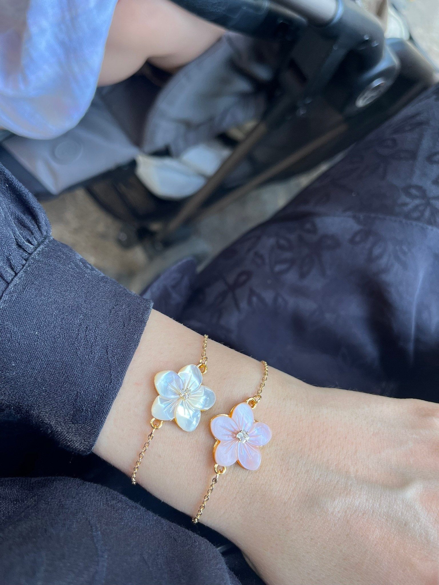 MOTHER OF PEARL FLOWERS BRACELET