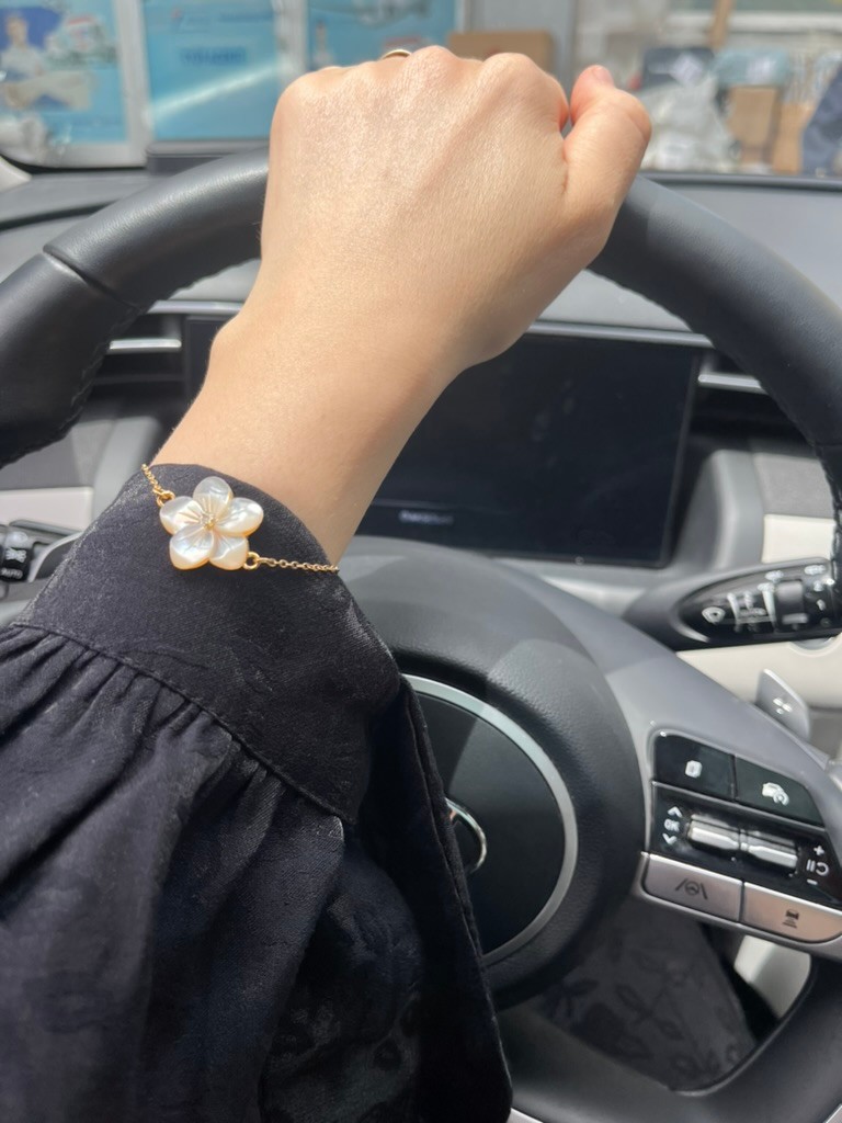 MOTHER OF PEARL FLOWERS BRACELET