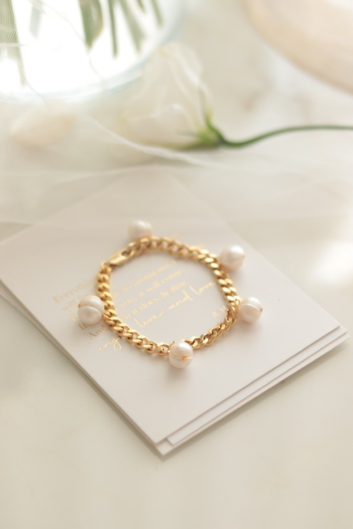 VICTORIA CHANEL REAL PEARL BRACELET