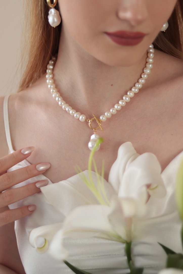 Gerçek inci kadını zarif gösterir ve dişil enerjisini artırır. Pearl & Rose Jewelry