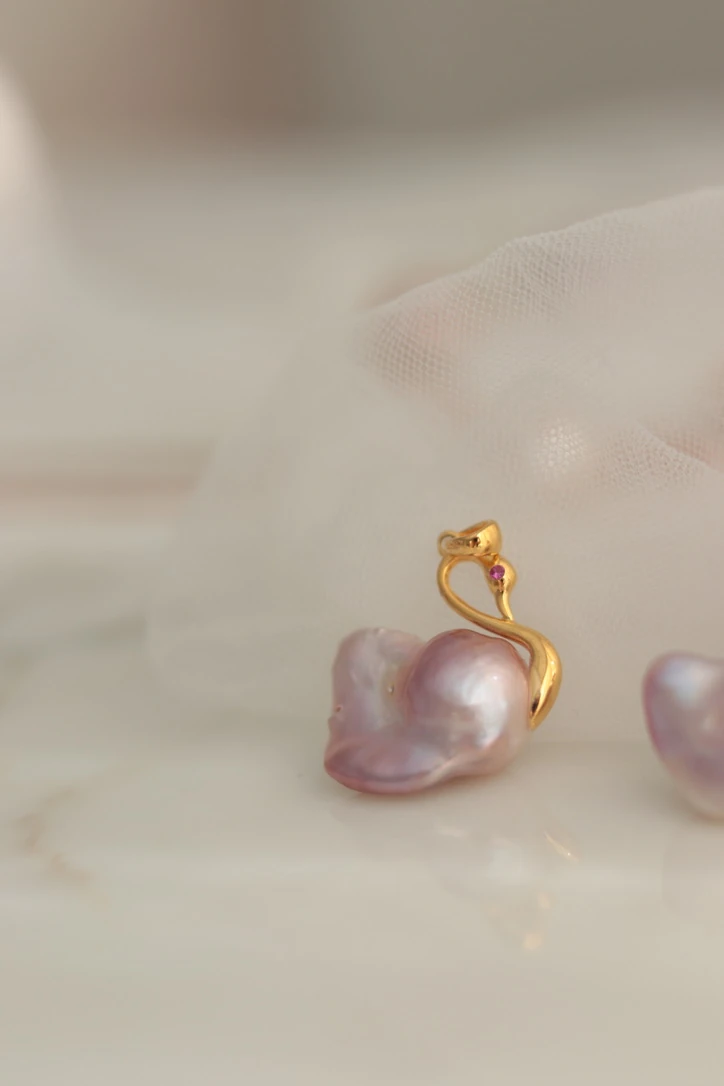 PİNK SWAN REAL PEARL BAROQUE NECKLACE 