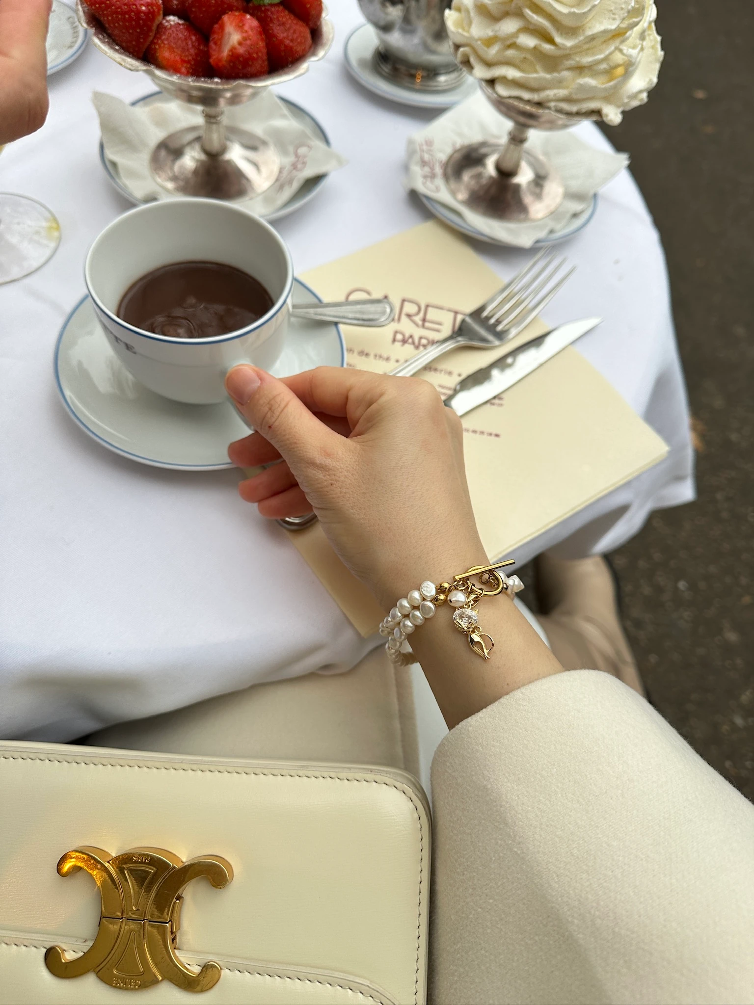 KEDİLİ ELİZABET GERÇEK İNCİ BİLEKLİK