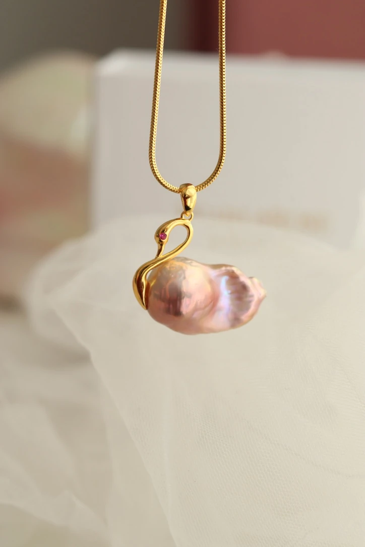 PİNK SWAN REAL PEARL BAROQUE NECKLACE 