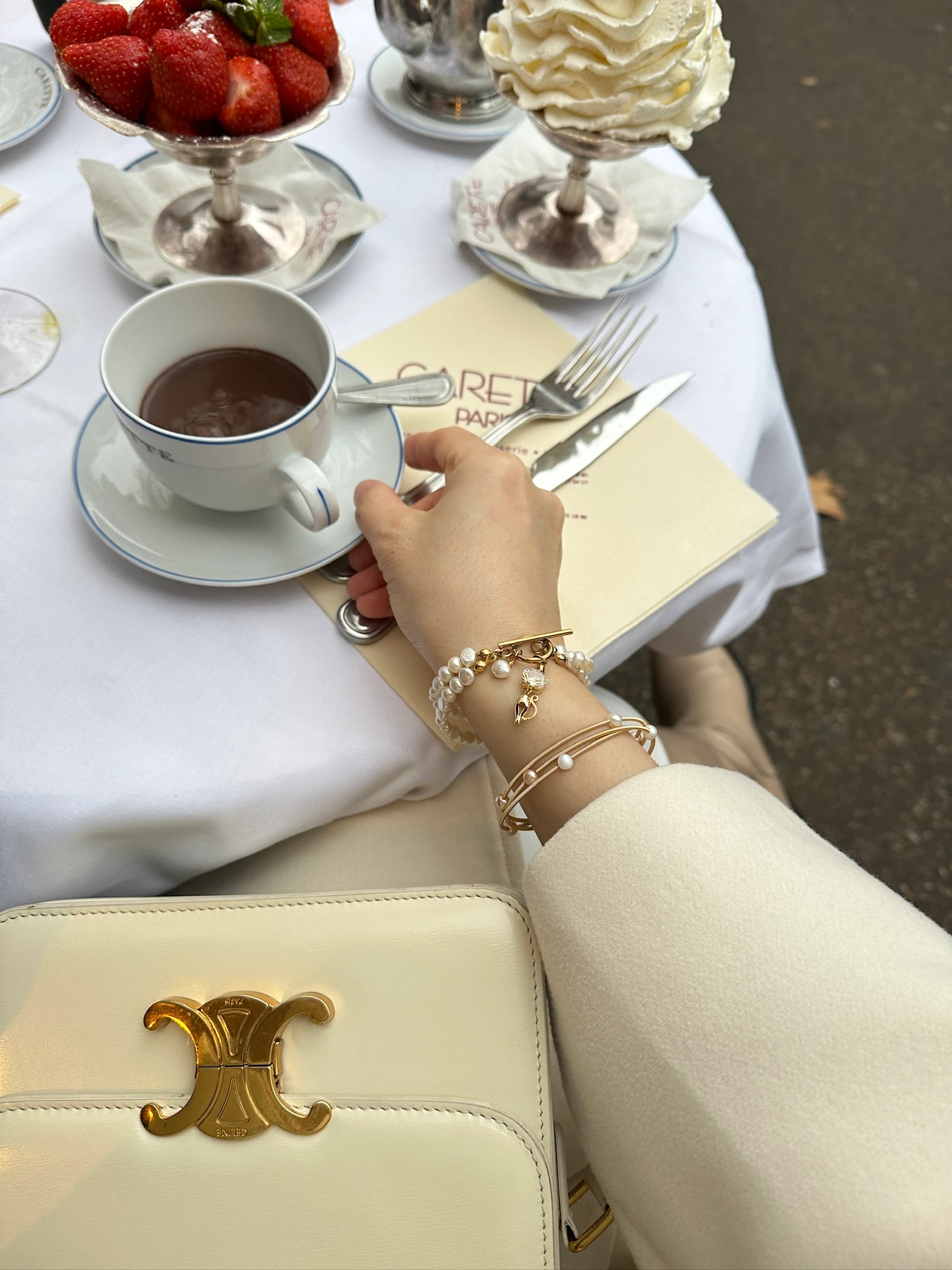 KEDİLİ ELİZABET GERÇEK İNCİ BİLEKLİK