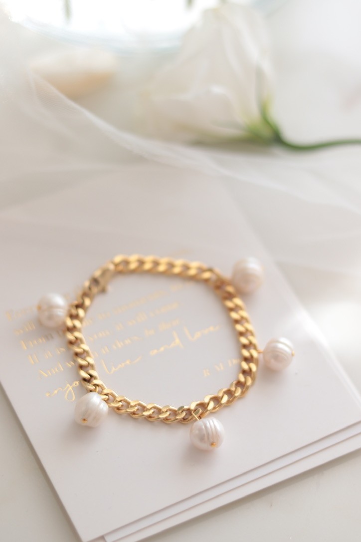 VICTORIA CHANEL REAL PEARL BRACELET