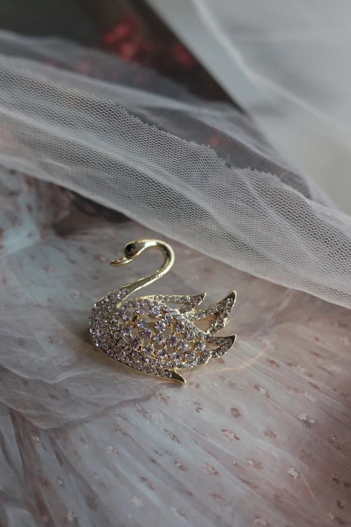 VELVET SEDEF BROŞ SERİSİ - GOLD TAŞLI KUĞU