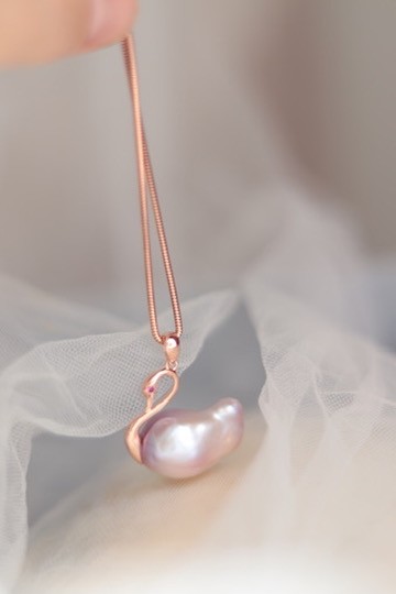 PİNK SWAN REAL PEARL BAROQUE NECKLACE 