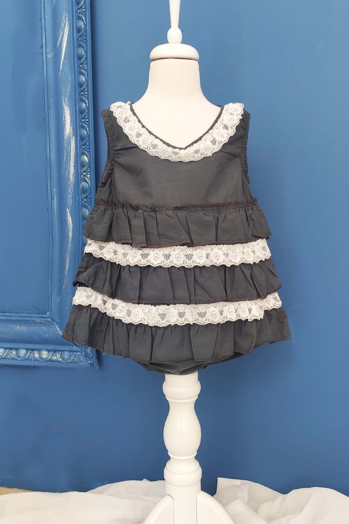 Baby-Mädchen-Kleid mit Nieten und Spitzendetail