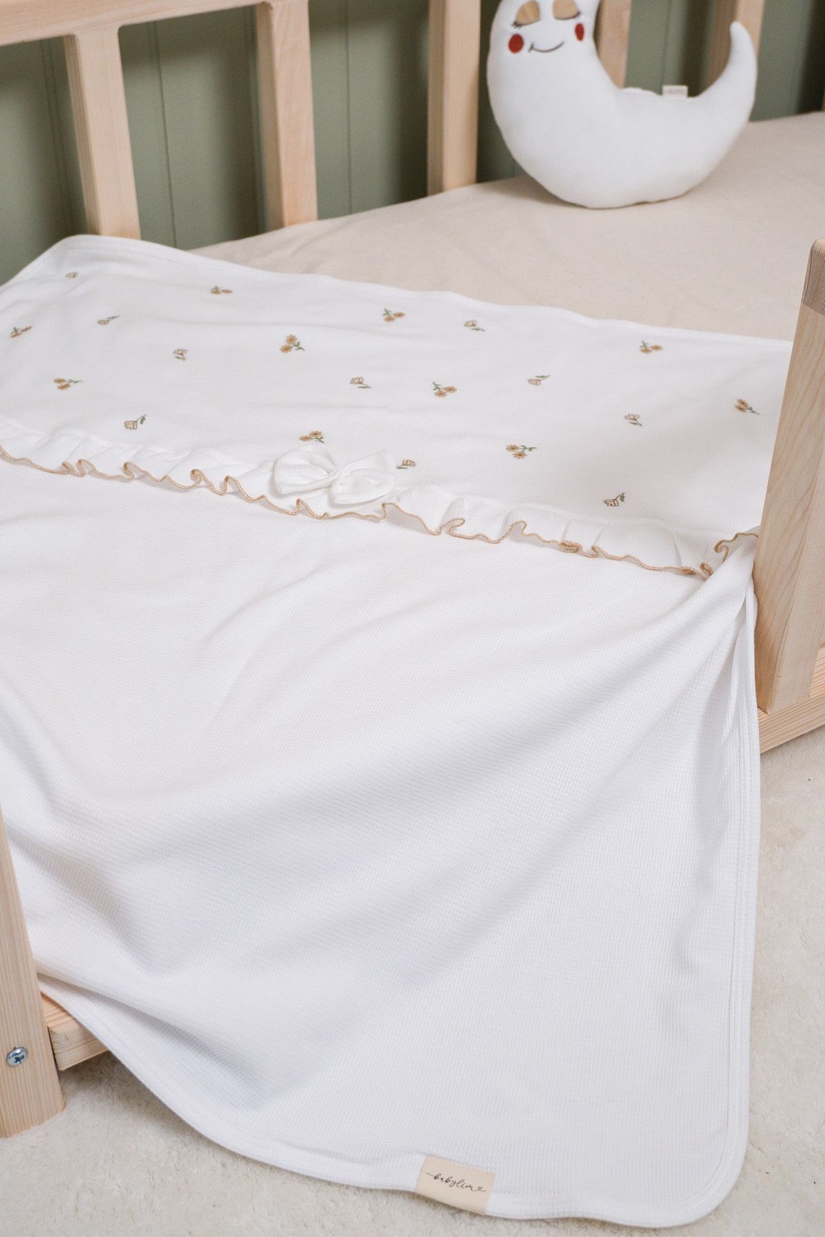 Kız Bebek Lale Nakışlı Çift Katlı %100 Pamuk Fırfırlı Battaniye 85x90 cm